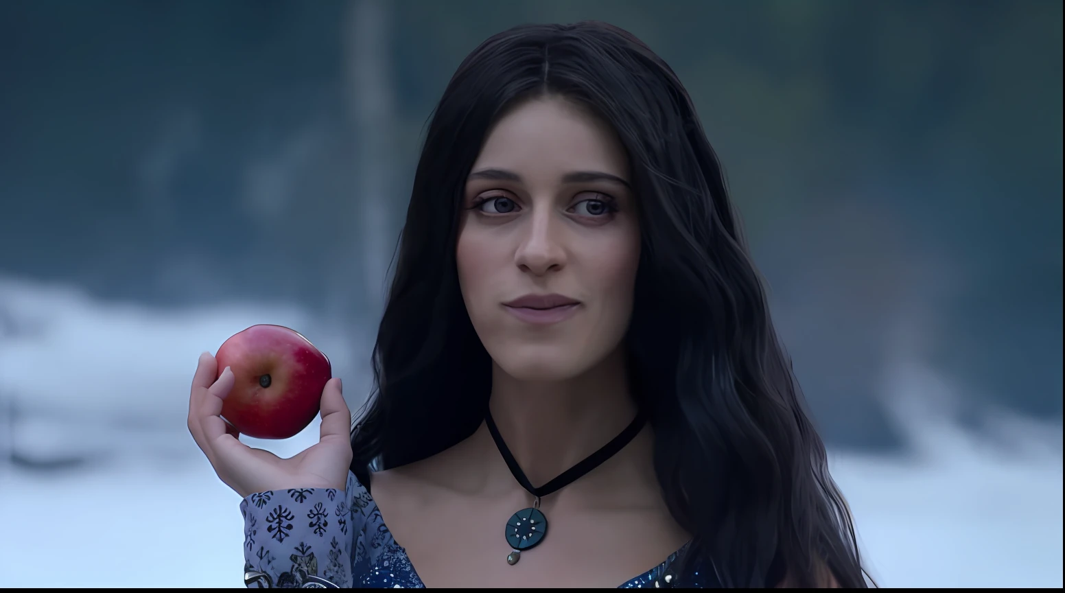 There is a woman holding an apple in her hand, Yennefer, Yennefer de Vengerberg, de witcher (2021), No show Westworld, holding an apple, Hecate, one holds apple in hand, Branca de Neve como um D & d lutador, Do arcano da Netflix, the goddess artemis smirking