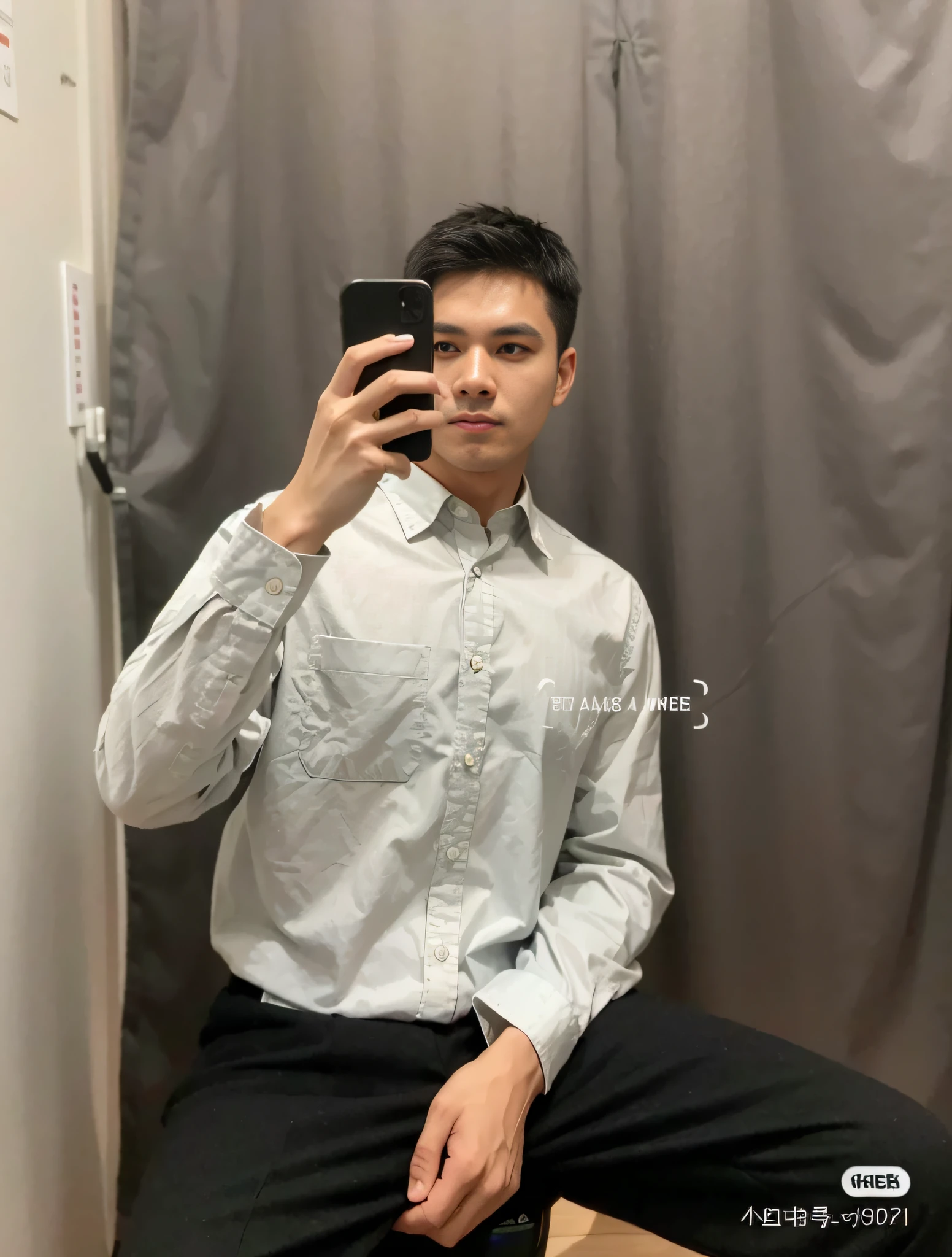 Arafeld man takes a selfie in the bathroom mirror, Gray shirt, wearing  shirt, 2 0 2 0 fashion, wearing a light shirt, Dress shirt, Long shirt, South Korean male, in blouse wearing, shirt, Male ulzzang, Silver color, peter xiao, xintong chen, Gray color, Buttons - up shirt retina screen，Vertical painting shadows，Perspectiva subjetiva，atmospheric distance sense，hyper HD，Textured skin，HighestQuali，high detal，The eyes are bright and alert，Ray traching，Multiple monochromes，Cinematic lighting effects，Star temperament