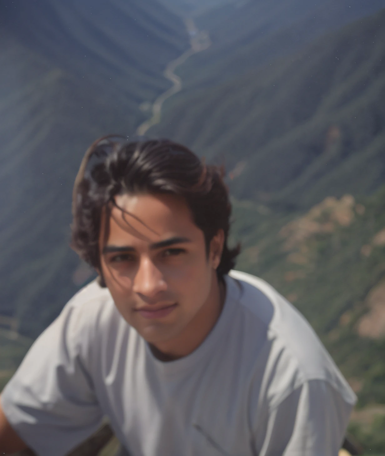 There is a young man sitting on top of a mountain overlooking the valley, em uma montanha, no topo de uma montanha, na montanha, no topo de uma montanha, no topo de uma montanha, nas montanhas, taken in the early 2000, em um penhasco, em torno de 19 anos, com olhos castanhos, Foto Ultrarrealista, foto focada, vestindo camisa branca, casual