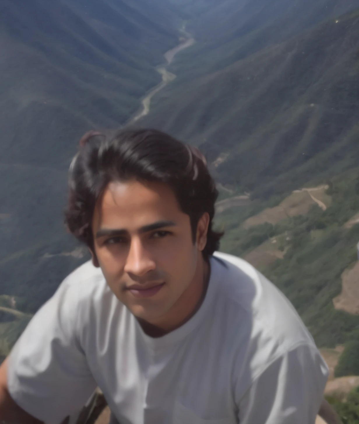 There is a young man sitting on top of a mountain overlooking the valley, em uma montanha, no topo de uma montanha, na montanha, no topo de uma montanha, no topo de uma montanha, nas montanhas, taken in the early 2000s, em um penhasco, em torno de 19 anos, com olhos castanhos, Foto Ultrarrealista, foto focada, vestindo camisa branca, casual, com vento nos cabelos