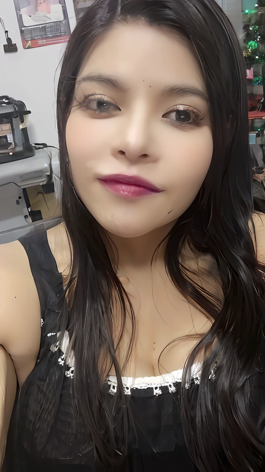 um close de uma mulher com longos cabelos pretos e um batom vermelho (com vestido e jaqueta) Mulher de 30 anos com maquiagem completa
