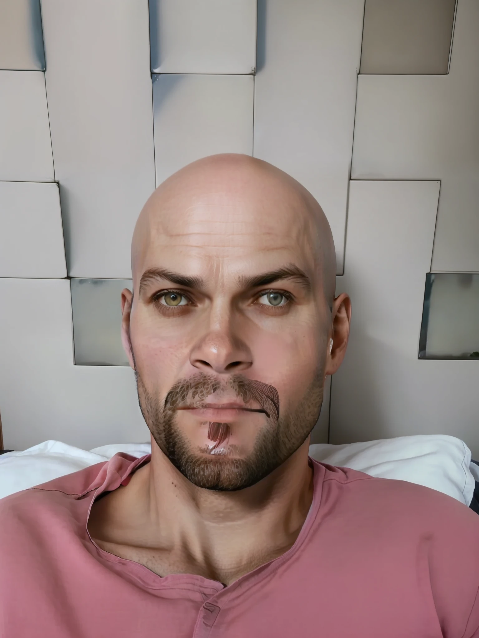 Homem com barba e camisa rosa deitado na cama, (38 anos), Homem de 4 0 anos, 38 anos, Homens de 45 anos, careca com barba curta, 3 6 anos, sem cabelo, completamente careca;, Homem de 5 0 anos, cerca de 3 5 anos, 4 5 I, 3 2 anos