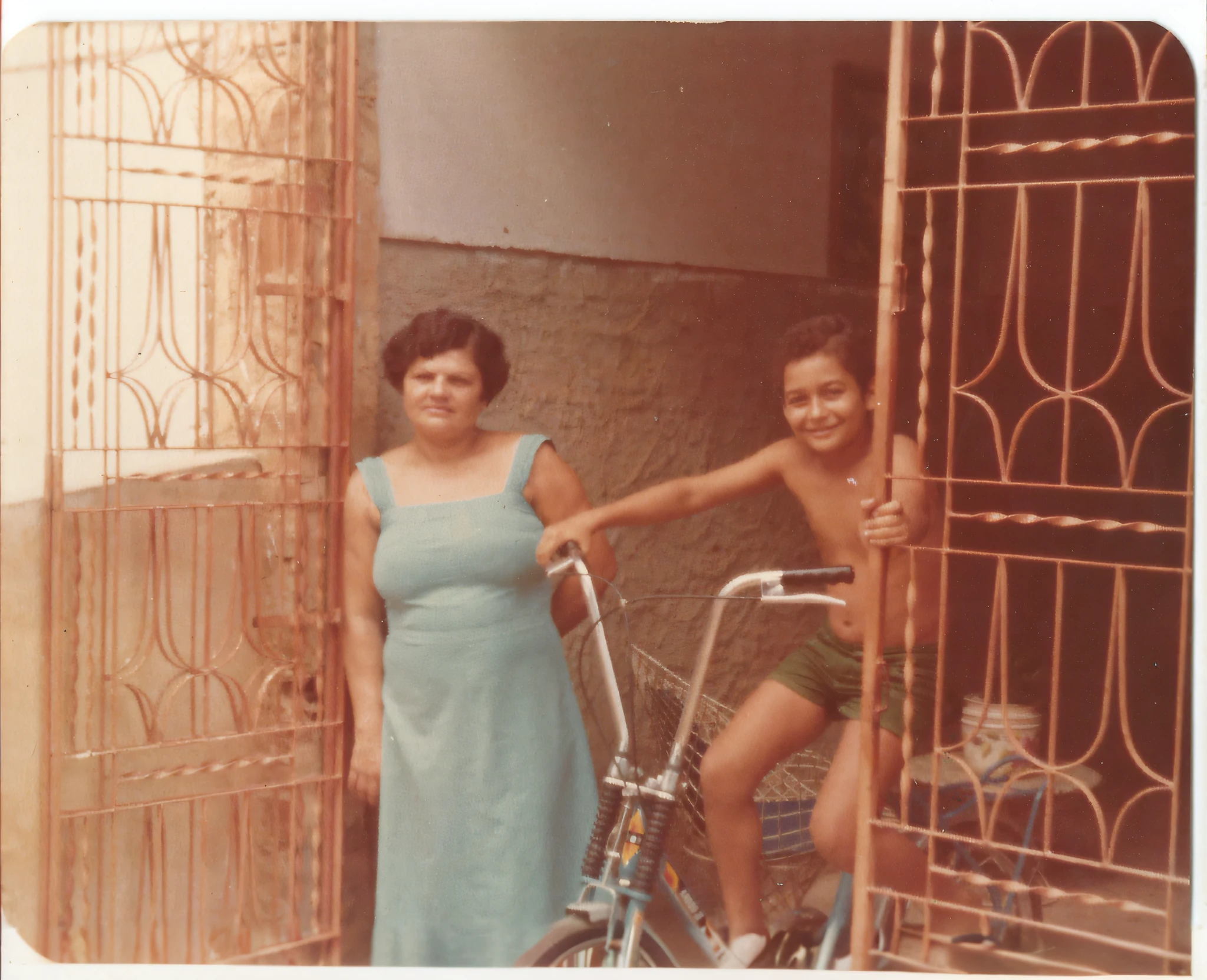 There is a woman and a boy next to a bicycle, Digitalizados, coluna, foto colorida antiga, imagem antiga, foto 1960, final 1 9 6 0 anos, unknown title, 1979, 1 9 7 9, taken in the 1970s, 1 9 6 0, 1960, Ano 1 9 7 0
