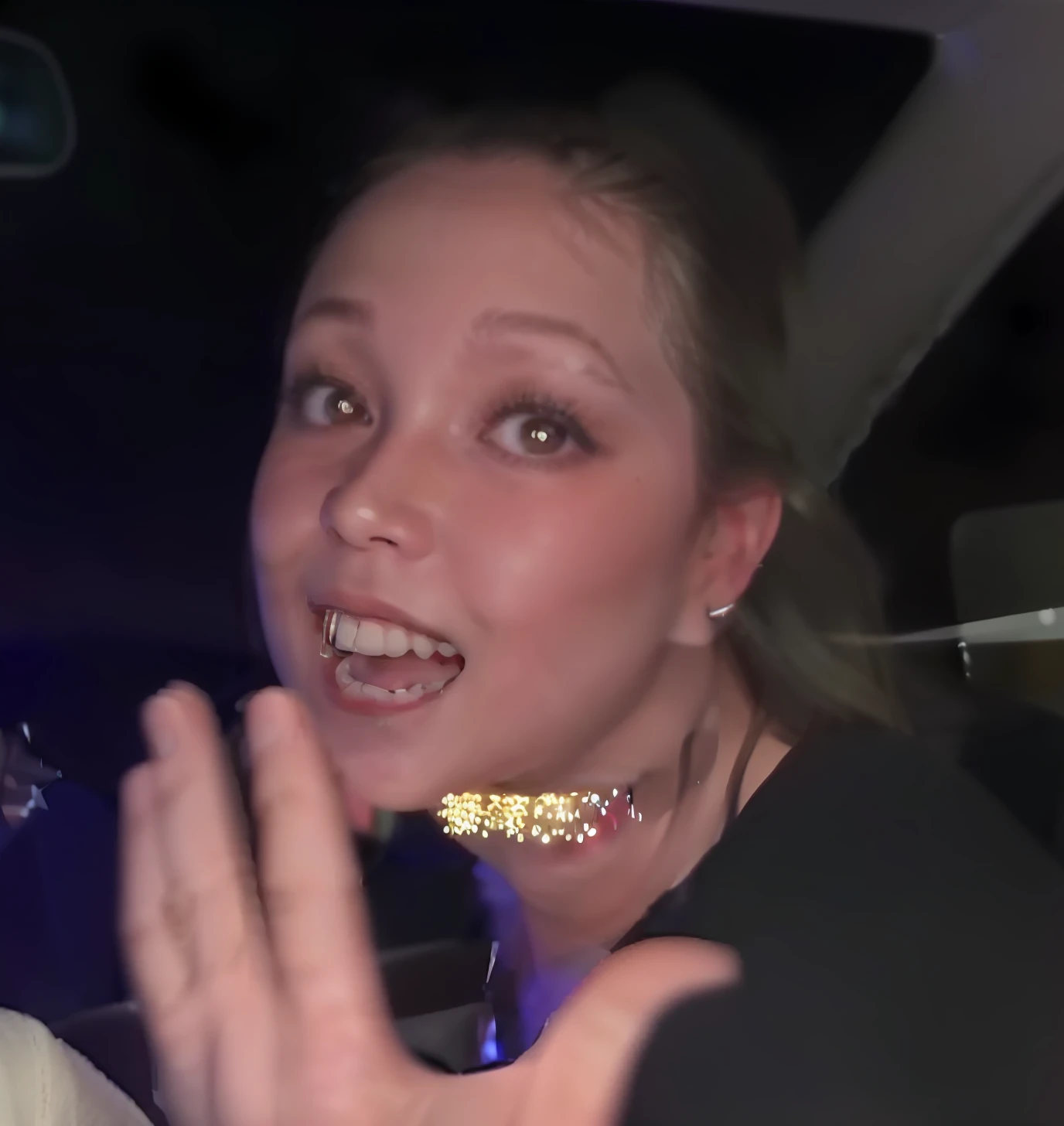 The Arad woman was in the car，A surprised expression appeared on his face, carpool karaoke, excited facial expression, police lights shine on her face, she has a cute expressive face, Body-camcorder lenses, she expressing joy, Yoshitomo Nara, and she smiling，Very excited, She has a cute face, night time footage