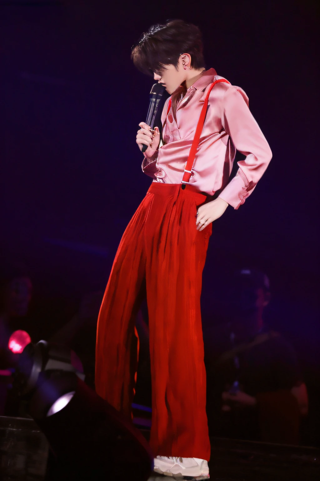 Cai Xukun's,Star Yuan skin pink suspenders,Red trousers,microphones,Concert standing,Lateral face