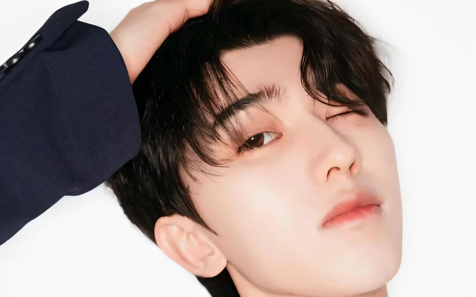 Cai Xukun's，Portrait close-up，touching heads，winking