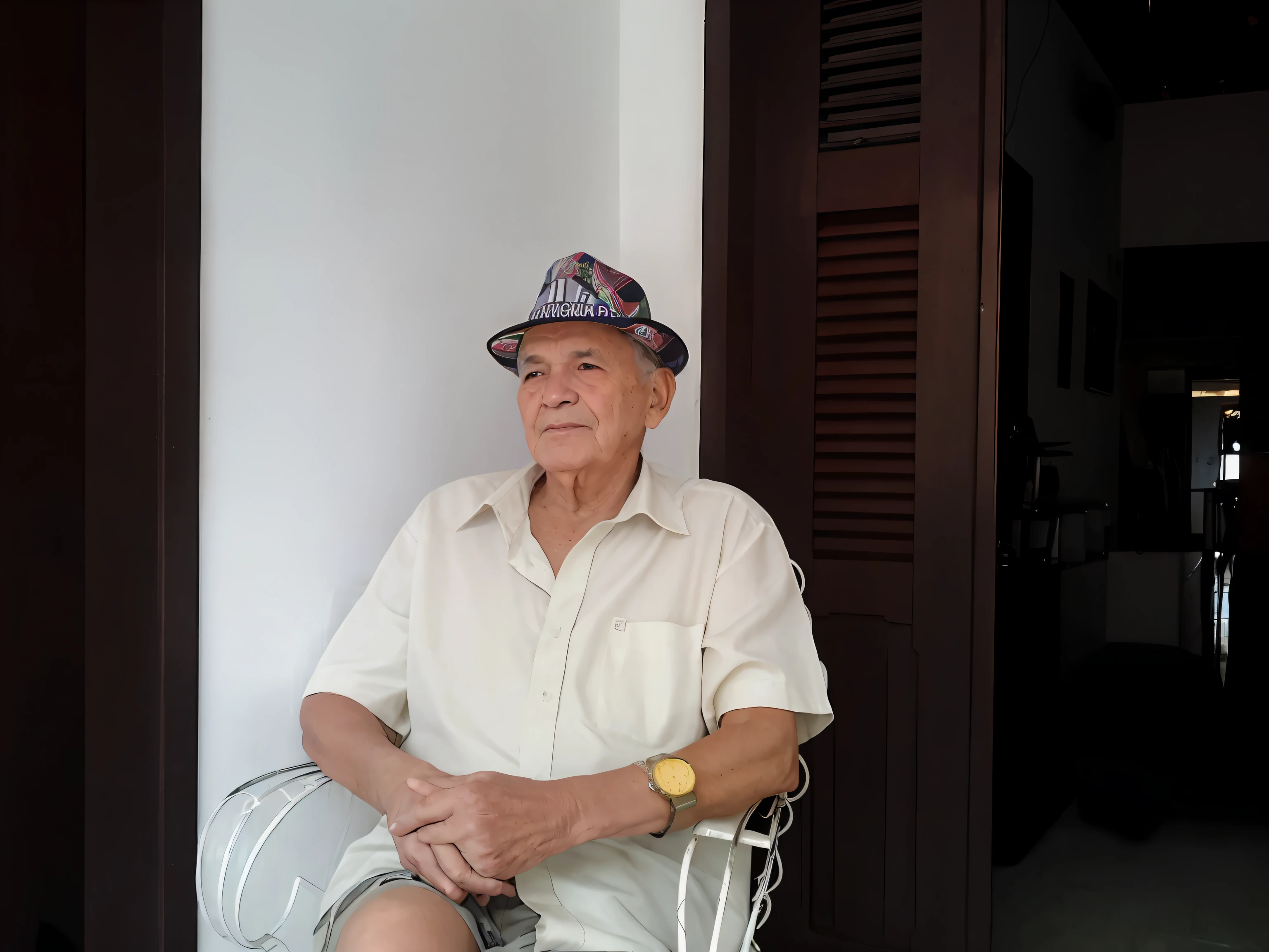 There's a man sitting in a chair with a hat on, ele tem cerca de 8 0 anos de idade, old man, senor salme, wearing a travel hat, ele tem cerca de 7 0 anos de idade, um homem de 80 anos, José Moncada, he is wearing a hat, ástor alexander, Retrato de um velho, um velho