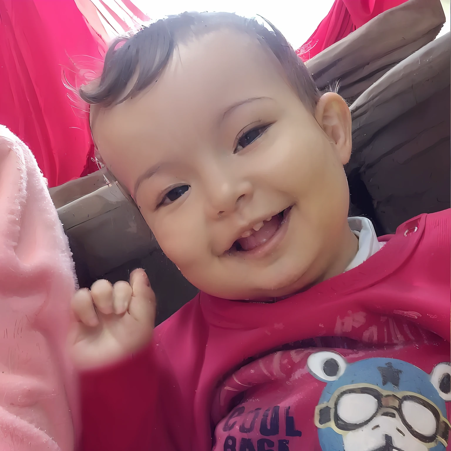 C: There's a baby smiling, with a sweet smile and a happy expression, com um lindo sorriso inocente e bonito.