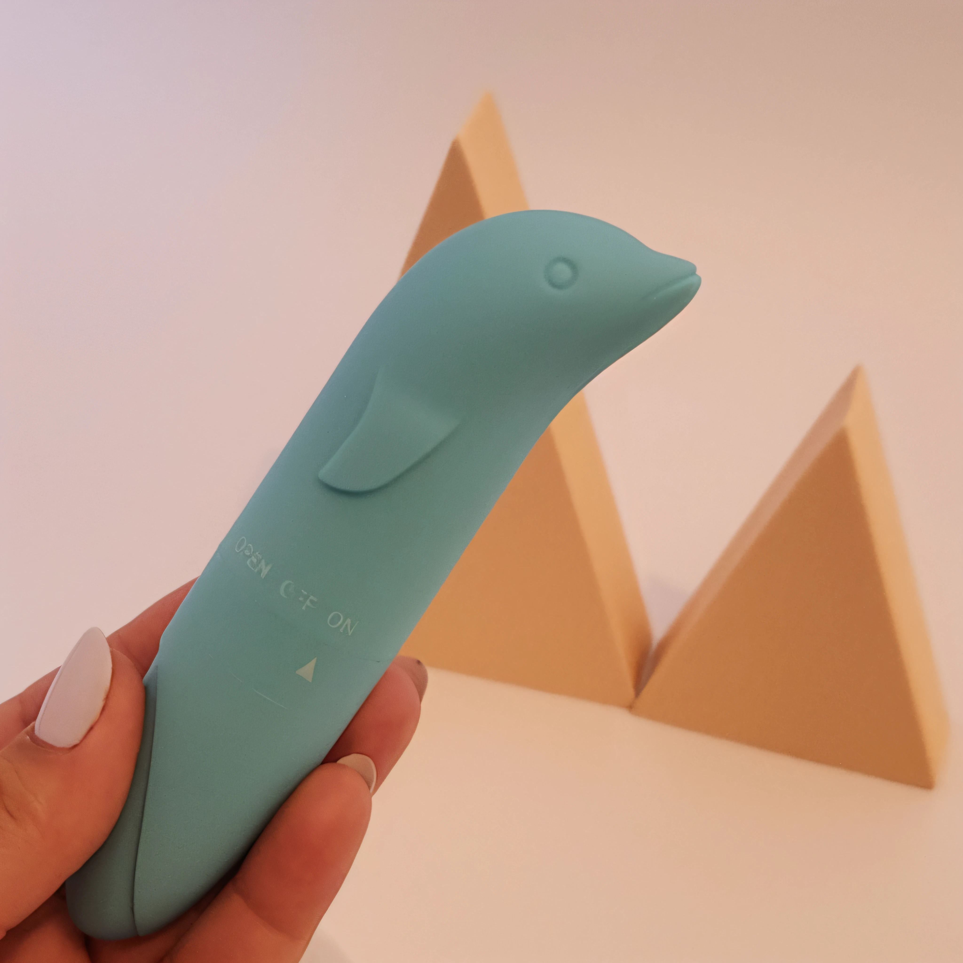 Someone is holding a blue object in their hand near a decoration , por Romain brook, inspired by Jean-Léon Gérôme, medium poly, suave em segundo plano, shot on nicon camera, Playful vibe, levemente liso, pele de silicone, nariz pontiagudo, Directed by: Juliano Hatton