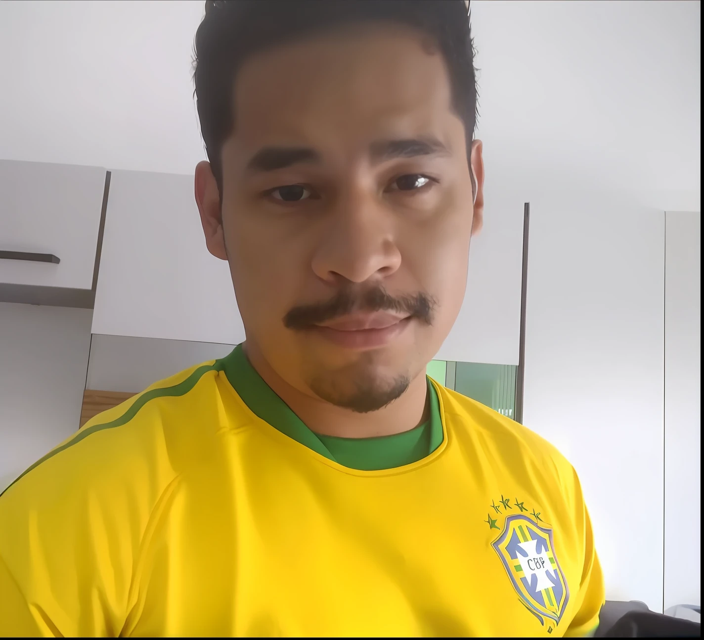 Homem com bigode e camisa amarela na cozinha, Ronaldo Nazario, Ronaldo Nazario Fenomeno, caio santos, Ronaldo Luis Nazario de Lima, Carmelo Blandino, Dan dos Santos, david rios ferreira, icaro carvalho, Ronaldo Luis Nazario da Lima, roge antonio, imagem frontal, luis melo