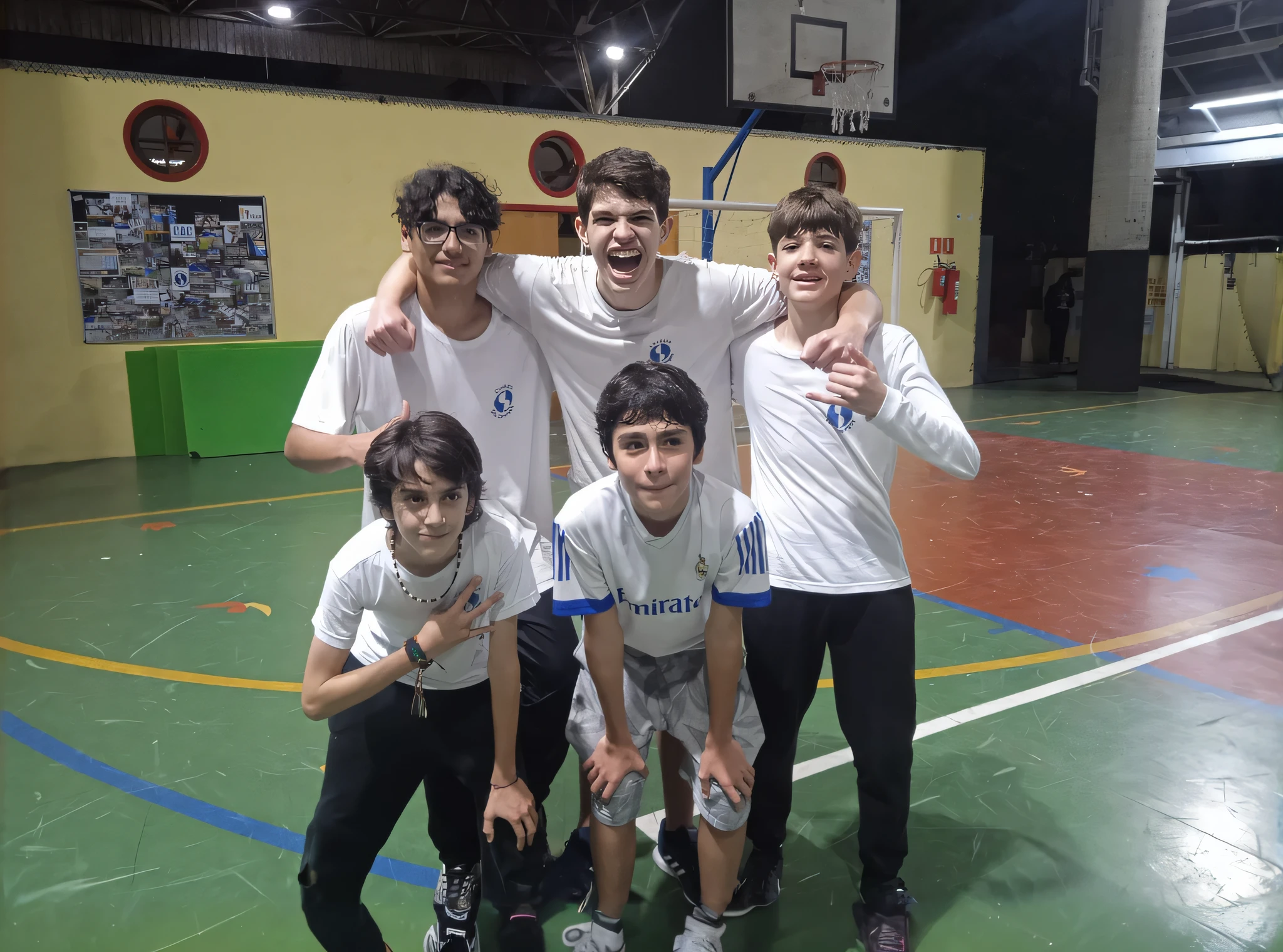 There are four boys posing for a photograph on a basketball court, equipe Los Angeles Lakers, Interior, competition winning, em pif, tiro interno, Feliz!!!, desporto, Motivacional, Marvano, Destaques, basquete, Rapazes, hard lighting!, torneio, uma imagem, imagem interna, fotografia de perfil, ƒ/5.6, Equipe completa, bela fotografia, fotografia, Lebron James