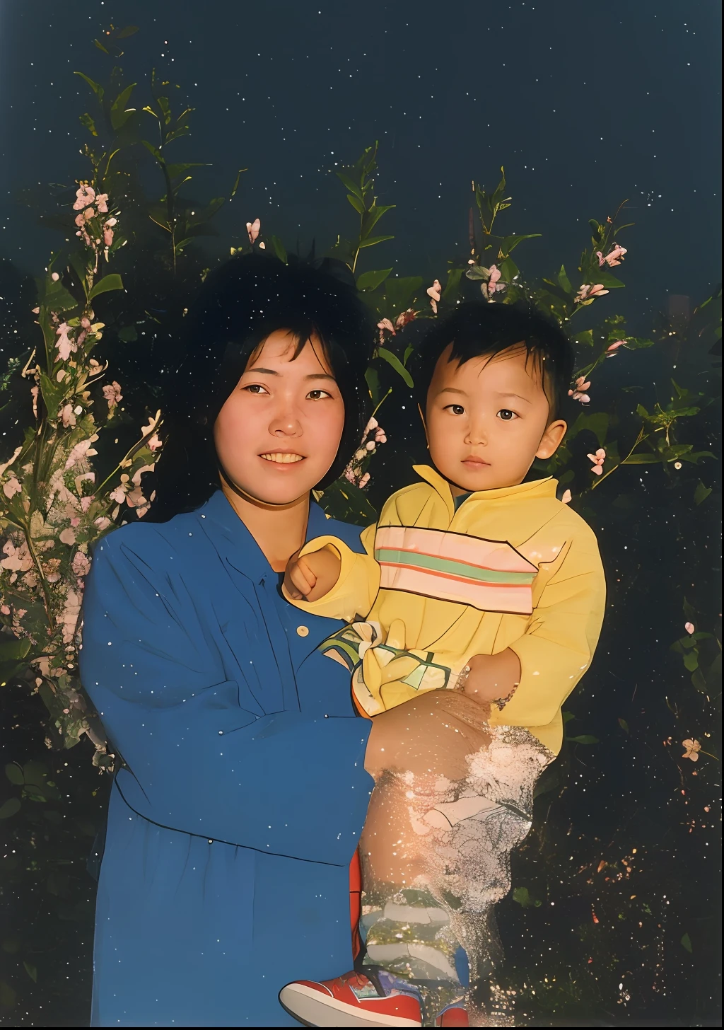 There was a woman holding a ，Fujifilm color flash，1200 DPI scan，Taken in the late 1980s，80s photo，1980s photo，Fuji photo from the 1980s，About 35 years old，1990's photo。