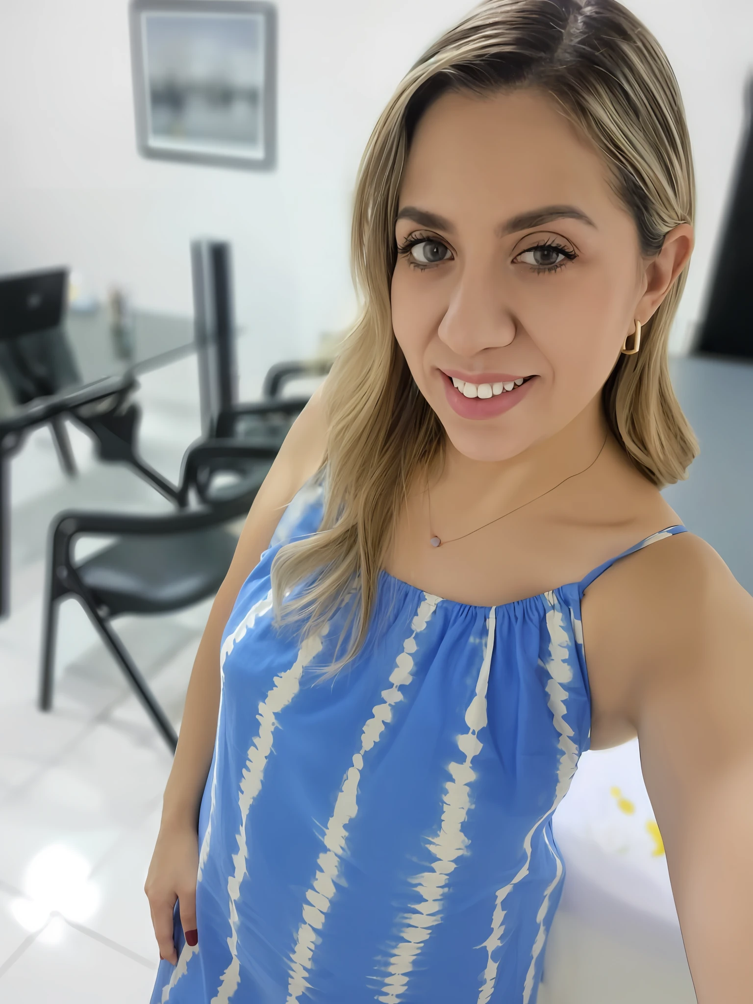 Arafed Woman in a blue dress standing in a room, by Nándor Katona, fernanda suarez, adriana dxim, ayahausca, con vestido azul, imagen frontal, lorena avarez, selfie de una mujer joven, selfie shot straight on angle, sonrisa encantadora, foto realista, Caroline Gariba, con un vestido azul