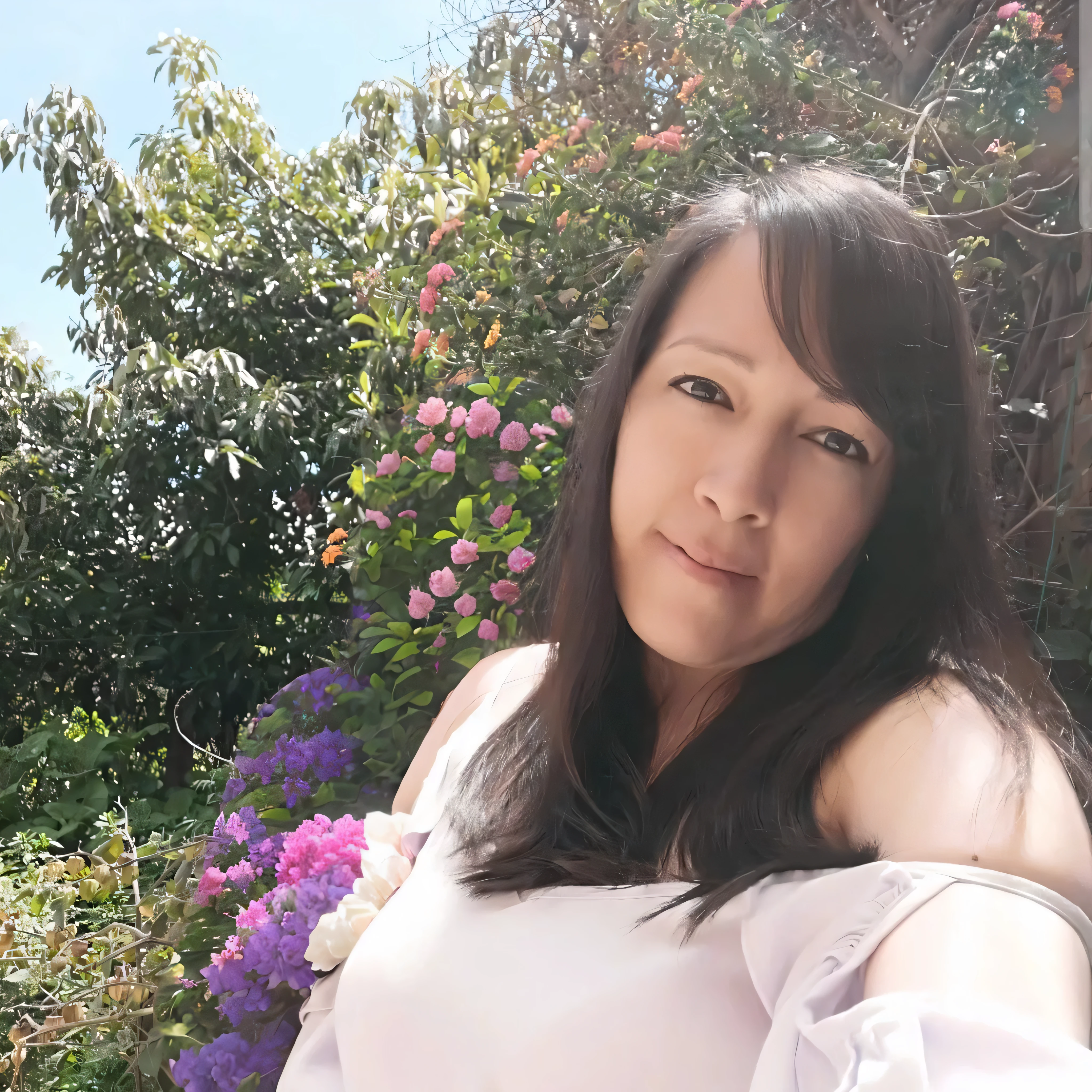 hiedra, in garden, Charming and romantic style, Detalle exquisito, Perfect lighting, colores vibrantes, Smooth and enveloping angle, organic textures, Flowers in full bloom, Warm light filtering through the leaves, Magical atmosphere