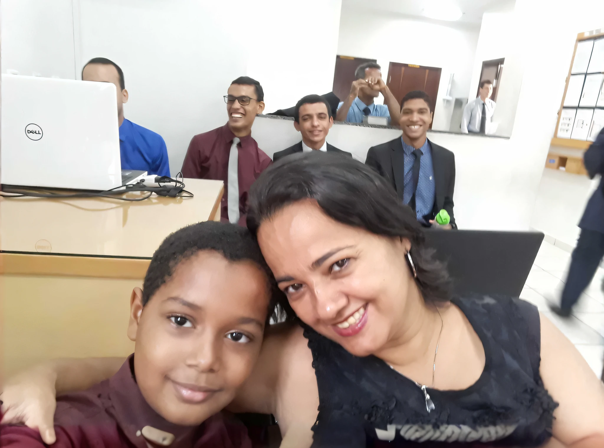 Smiling woman and boy sitting in front of a laptop, in office, with a kid, foto do perfil, Jayison Devadas, foto de perfil, at office, competition winning, Selfie!!!!!, facebook post, imagem de perfil, Directed by: Samuel Silva, Directed by: Emerson Silva, Directed by: Willian Murai, imagem desfocada, imagem antiga, foto Selfie, In Sao Paulo