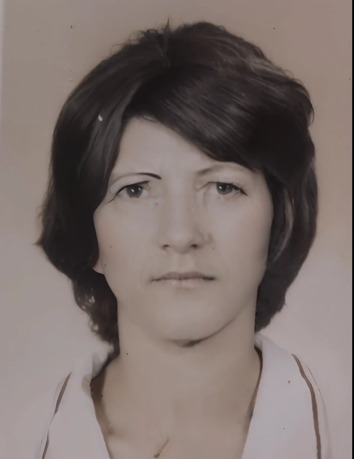 Foto de uma mulher com um corte de cabelo curto e uma camisa branca, 2 5 anos, taken in the late 1970s, taken in the 1970s, 4 0 anos, taken in the early 1970s, Magda Torres Gurza, Foto de uma mulher, foto classificada rara, melhor qualidade,