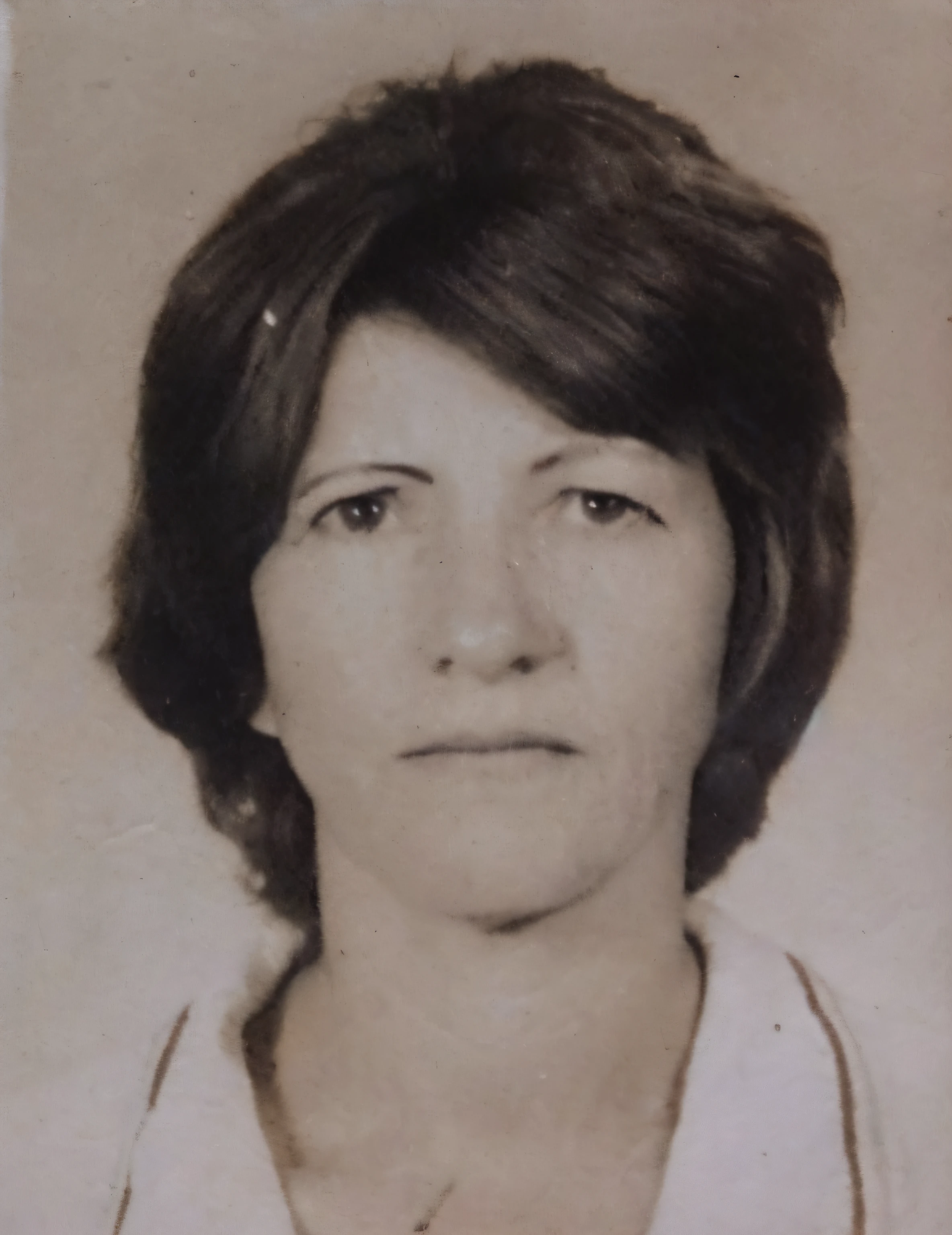 Foto de uma mulher com um corte de cabelo curto e uma camisa branca, 2 5 anos, taken in the late 1970s, taken in the 1970s, 4 0 anos, taken in the early 1970s, Magda Torres Gurza, Foto de uma mulher, foto classificada rara, melhor qualidade,