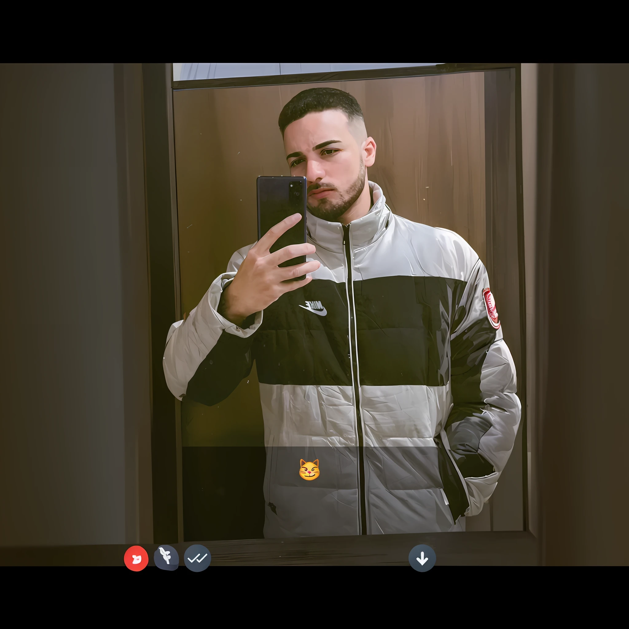 Homem de Arafed tirando uma selfie em um espelho com um celular, frio como gelo! 🧊, jaqueta puffer, usando gola alta e jaqueta, jaqueta puffer reflexiva, modelo usa jaqueta puffer, vestindo um pescador 🧥, wearing jacket, Foto de perfil, trending on r/streetwear, estilo esportivo profissional, imagem de corpo inteiro