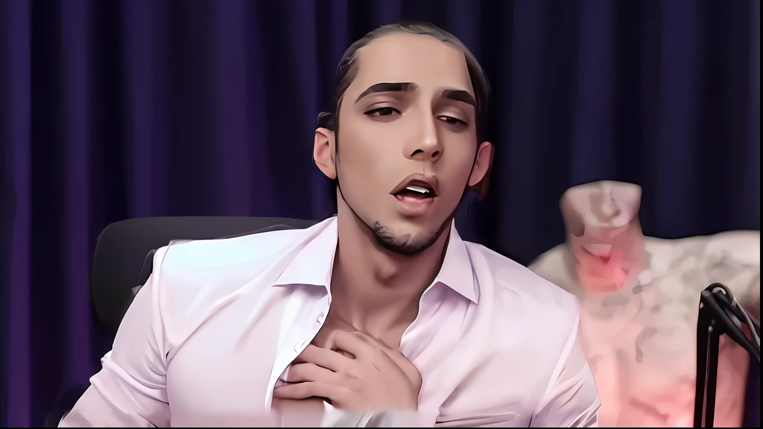 Cara homossexual vestindo terno, beijando homem negro.
