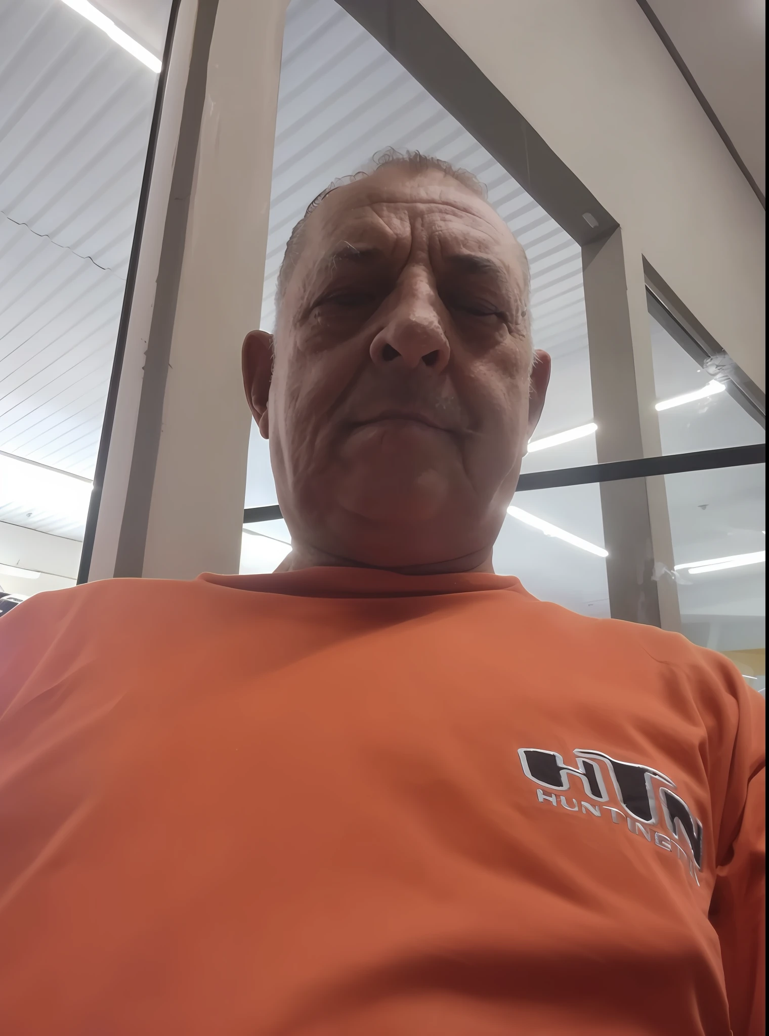 There is a man sitting in a chair with his eyes closed, ele tem cerca de 60 anos, ele tem cerca de 6 0 anos de idade, ele tem cerca de 7 0 anos de idade, ele tem cerca de 50 anos, ele tem cerca de 5 0 anos de idade, Homem de 5 0 anos, foto de um homem branco de 50 anos, selfie de um homem