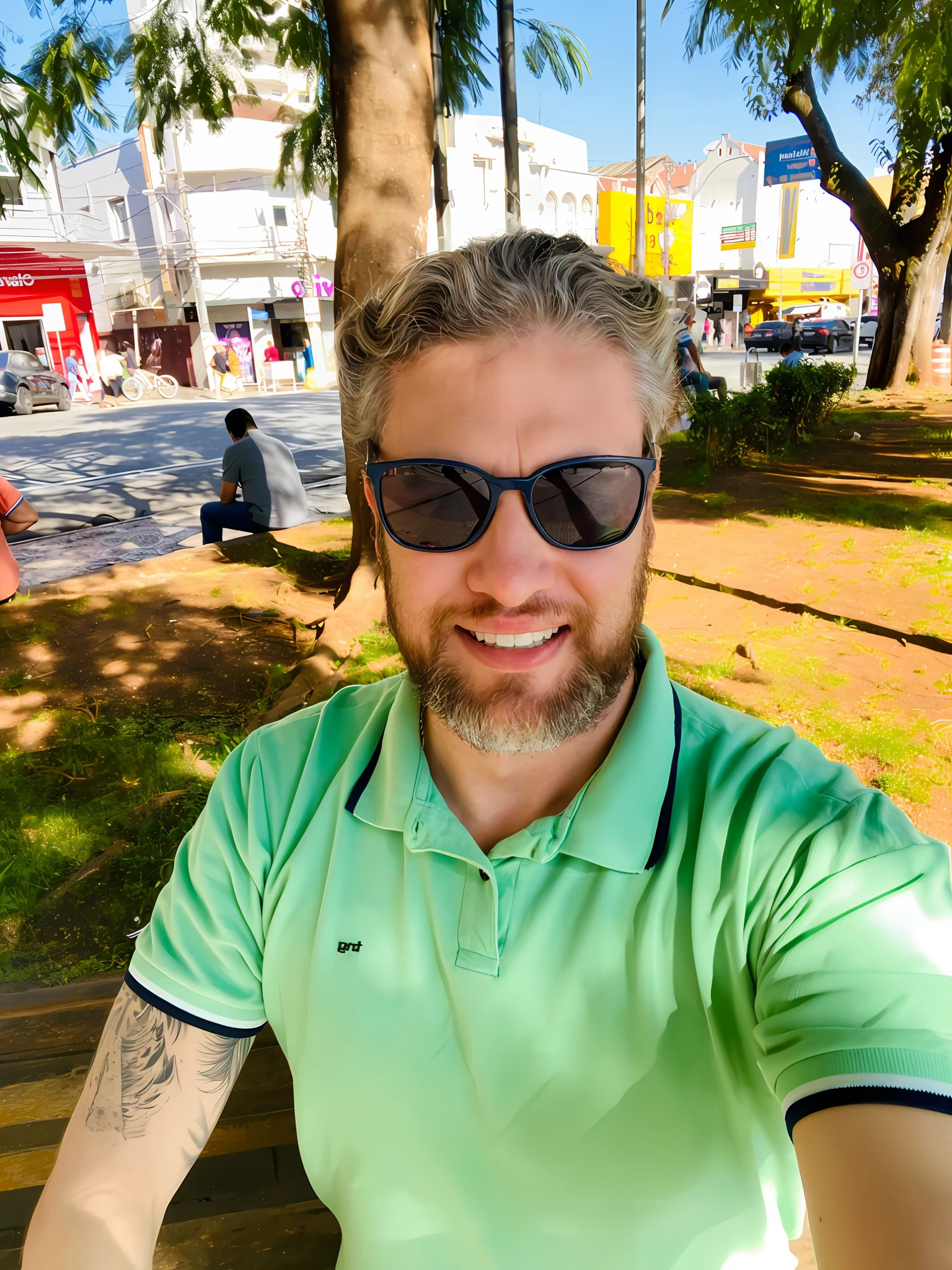 There's a man sitting on a bench in a park taking a selfie, In Sao Paulo, david rios ferreira, em um dia ensolarado, em um parque da cidade, Directed by: Samuel Silva, in a city square, com um parque ao fundo, icaro carvalho, Directed by: Felipe Seade, em um dia brilhante, Directed by: Nandor Soldier