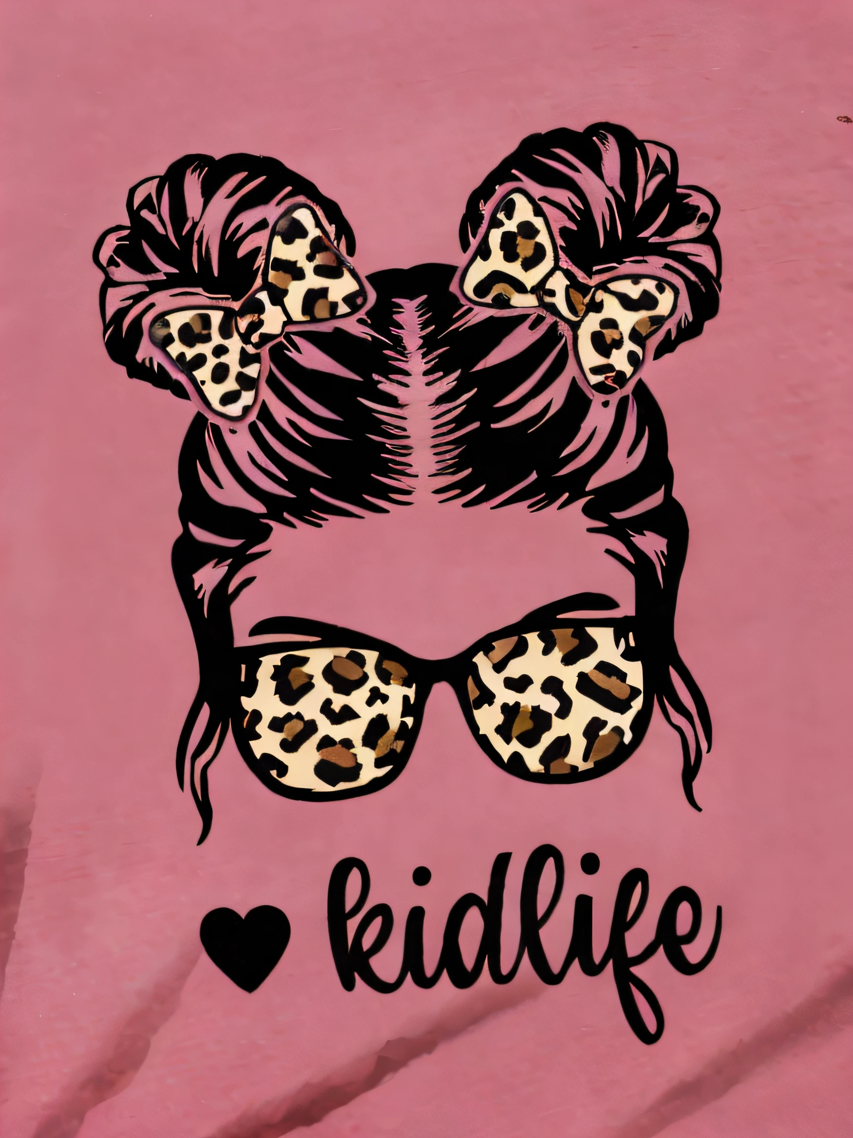 A close-up of a pink shirt with a girl with leopard hair and sunglasses, cabrito, kids, Child A, Katelynn Mini Estilo lindo, KDA, Femenino, infantil, infantil como, Ambiente kawaii, Imagen de cerca, Detalles de primer plano, Adorable design, little ???, vida como, idilic, Kidmo!!!, rockabilly, Estilo salvaje, Detalle completo