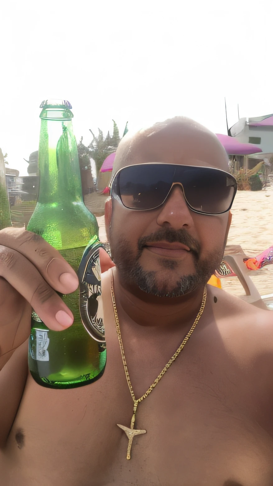 Araffe man with sunglasses holding a beer bottle on the beach, segurando cerveja, segurando garrafas de cerveja, beber cerveja, cerveja gelada, segurando uma garrafa de cerveja, 3 2 anos, segurando uma cerveja!!, 3 6 anos, segurando uma cerveja, 38 anos, homem bebendo cerveja, 3 5 anos, 35 anos, beber uma cerveja