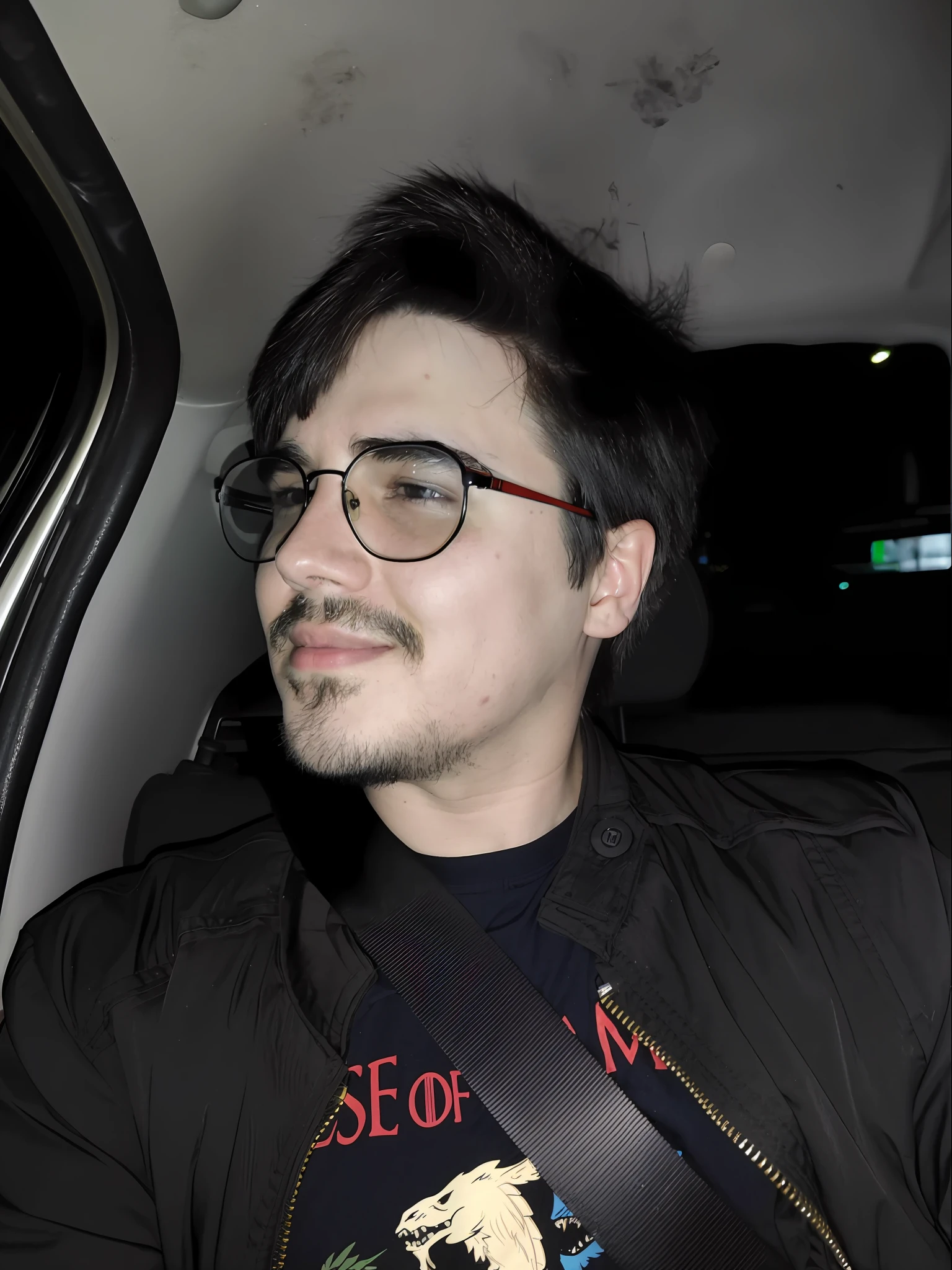there is a man sitting in the back seat of a car, with glasses and goatee, with nerdy glasses and goatee, Markiplier, com nerd! glasses! e cavanhaque, tiradas no final dos anos 2000, Marcos Eduardo Fischbach, Foto de perfil, imagem de qualidade muito baixa, taken in the late 2010s
