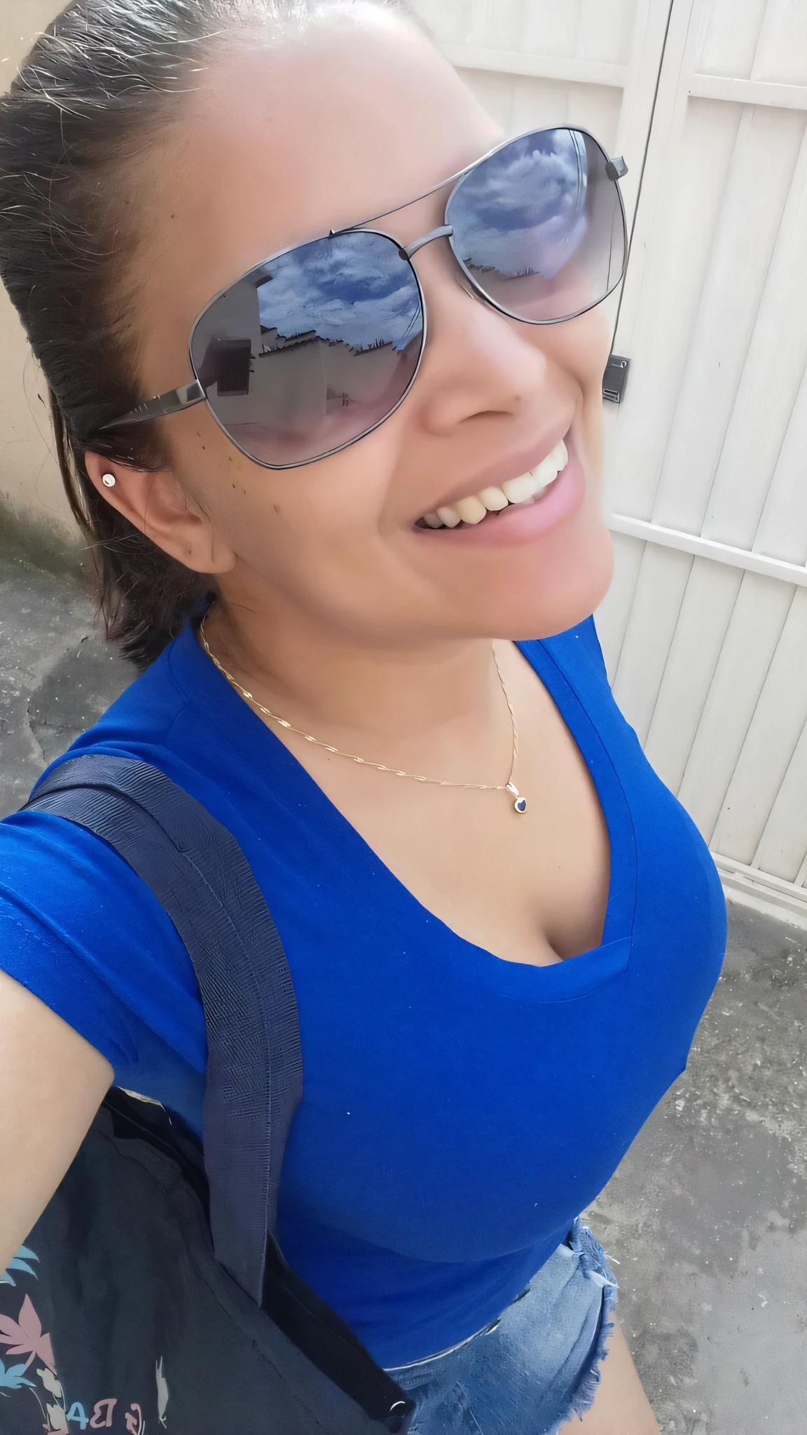 Woman showing off breasts of sunglasses taking a selfie, Mulher de 30 anos, 30 anos de idade mulher, lovely smile,