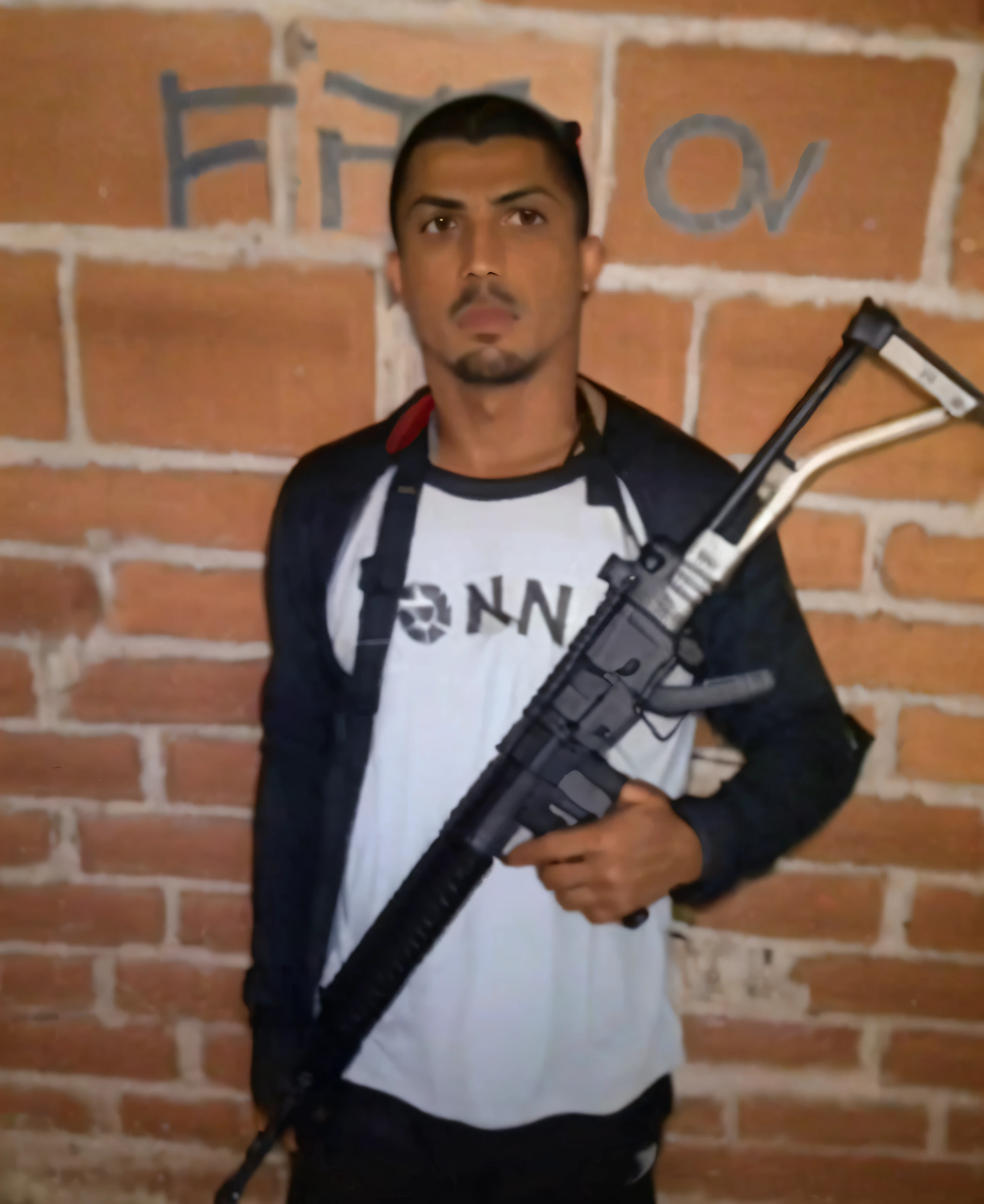 Homem segurando uma arma e um taco de beisebol em frente a uma parede de tijolos, man is carrying a rifle, British gang member, Segurando PDW, fortemente armado, goodlooking, Ronaldo Luis Nazario de Lima, segurando fuzil, com fuzil, Membro de gangue de Londres, armado com armas de ponta, Ronaldo Luis Nazario da Lima, segurando uma arma, Mohamed Reda