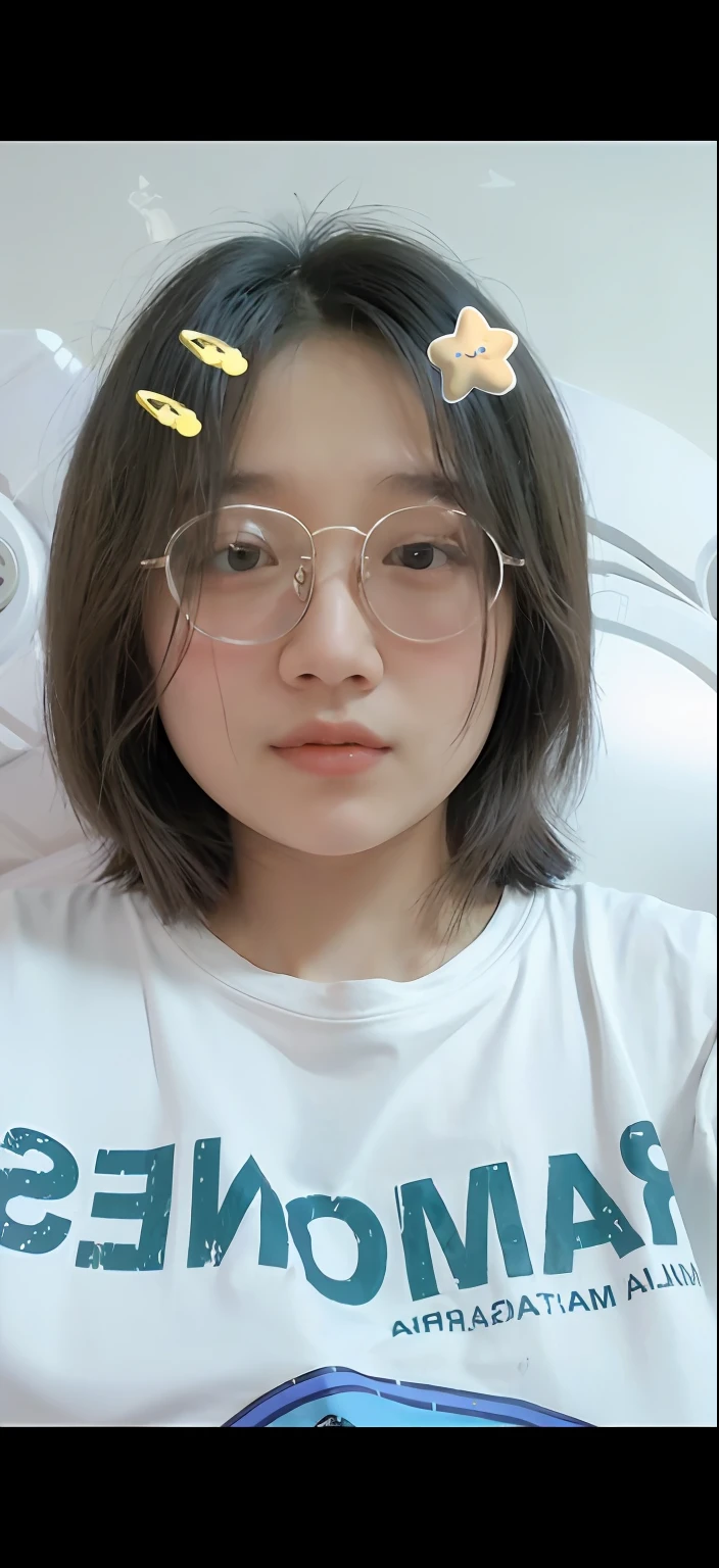 There was a woman wearing glasses and a T-shirt，There is a hairpin in the hair, With glasses, xintong chen, wearing small round glasses, wenfei ye, 19-year-old girl, xision wu, Lin Qifeng,  with round face, 1 8 I, eye glass, 18-year-old，No hair