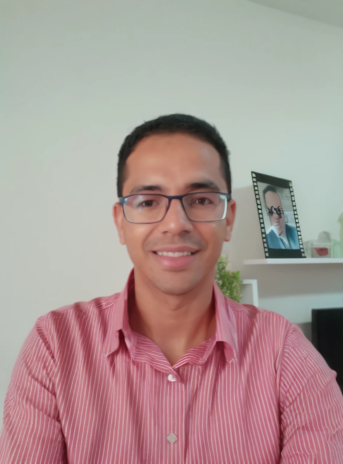 There's a man in glasses and a pink shirt, andres rios, david rios ferreira, victor maristane, icaro carvalho, Mohamed Chahin, juan diaz canales, Carlos Ortega Elizalde, Salustiano Garcia Cruz, Arauto Ortega, Carmelo Blandino, Jose Miguel Romano Francisca, Henry Alvim Correa