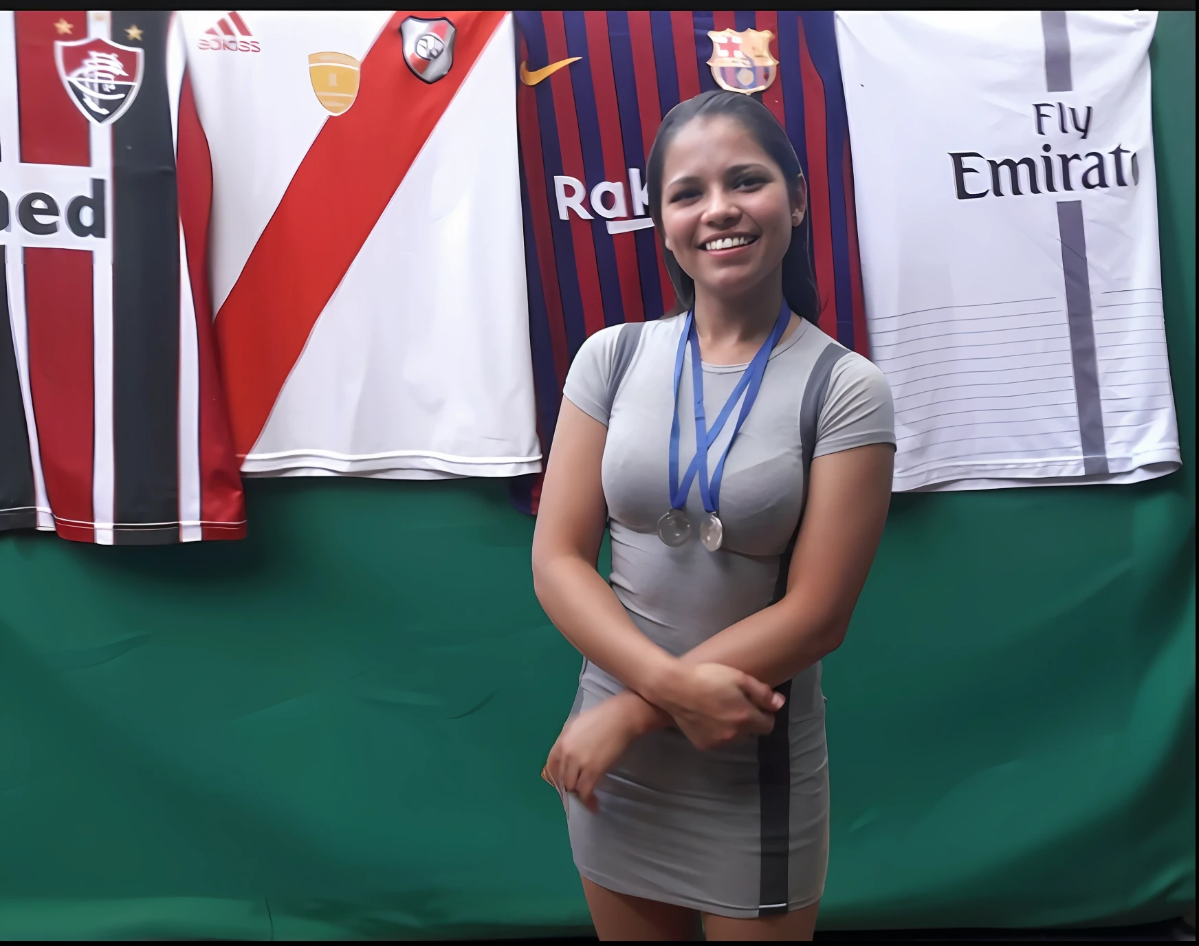 Woman standing in front of a wall of football shirts, julia fuentes, Lorena Avarez, vencedor do concurso de drible, Alanis Guillen, Estefania Villegas Burgos, by Amelia Peláez, premiados, 1 st winner, fernanda suarez, Directed by: Luis Molinari, coluna, fotografia descoberta, fotografia, fotografia do perfil