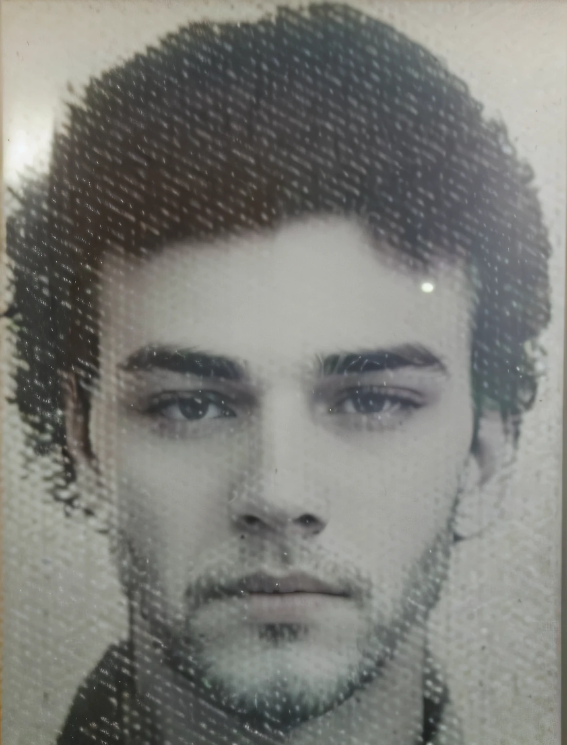 vencedor mundial de fotos de imprensa, (fotografia premiada:1.3), (homem americano moderno, rosto bonito, jovem, tom de pele americano, Typical American male characteristics:1.4), (Very sharp photo:1.1), (8k, foto RAW, melhor qualidade:1.3), (realista, foto-realista, feminino, roupas modestas:1.1), cordilheira escarpada, terreno rochoso, dramatic peaks, frio, desafiador, inspirador, Portait de um (Beautiful typical modern American man outdoors:1.5), analogue style (olhar para o espectador: 1.2) (textura da pele) (grain of film: 1.3), (tonalidade quente, tom quente: 1.2), close up, cinematiclight, side-lighting, ultra alta res, melhor sombra, RAW, parte superior do corpo, vestindo pullover, Microgeometria, elasticidade da pele, light scattering through hair, ambient occlusion, sombreamento de pele multicamadas, facial muscle simulation, iris and pupil rendering, Advanced color sorting, fundir minha foto com esta imagem