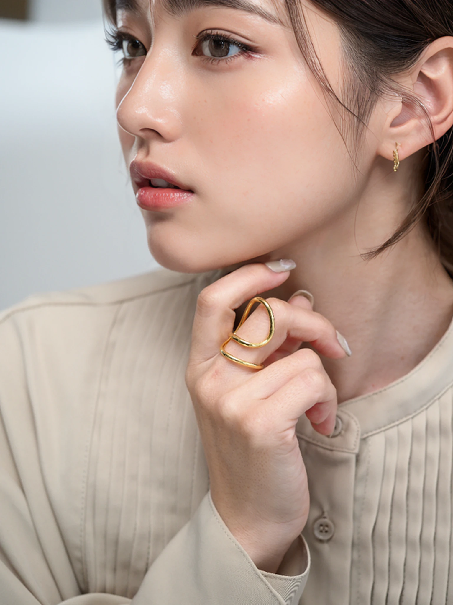 1girl in,cute face, , ​masterpiece, , portlate, ((8K 、RAW Photos、top-quality、​masterpiece)、High Detail RAW Color Photo Professional Photo、(realisitic、Photorealism:1.37)、(top-quality)、超A high resolution、Fusion of 8K and HDTV CG、physically-based renderingt、25 years old women、、top-quality、​masterpiece、ighly detailed、hight resolution、At 8K、超A high resolution、detailed shadow、A hyper-realistic、realisitic、Midday sunshine、1girl in、A detailed face、realisticeyes、real looking skin、a short bob、femele、