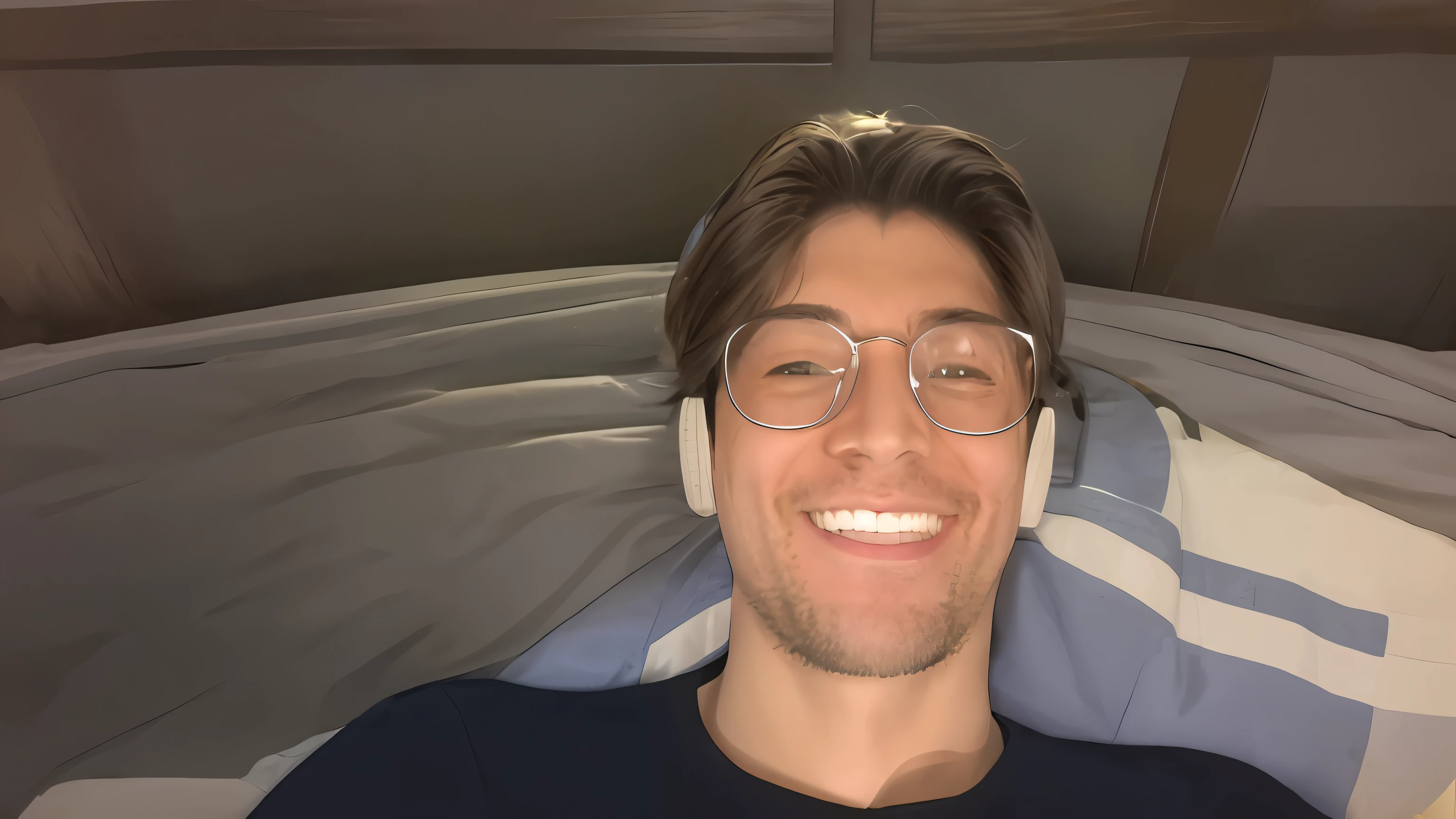 There's a bespectacled man lying on the bed with a blanket, 2 8 anos, relaxing and smiling at camera, 2 7 anos, leve sorriso nerd, 2 9 anos, 2 3 anos, 2 4 anos, 3 2 anos, happily smiling at the camera, 2 2 anos, na minha cama, bonito ligeiramente nerd sorriso