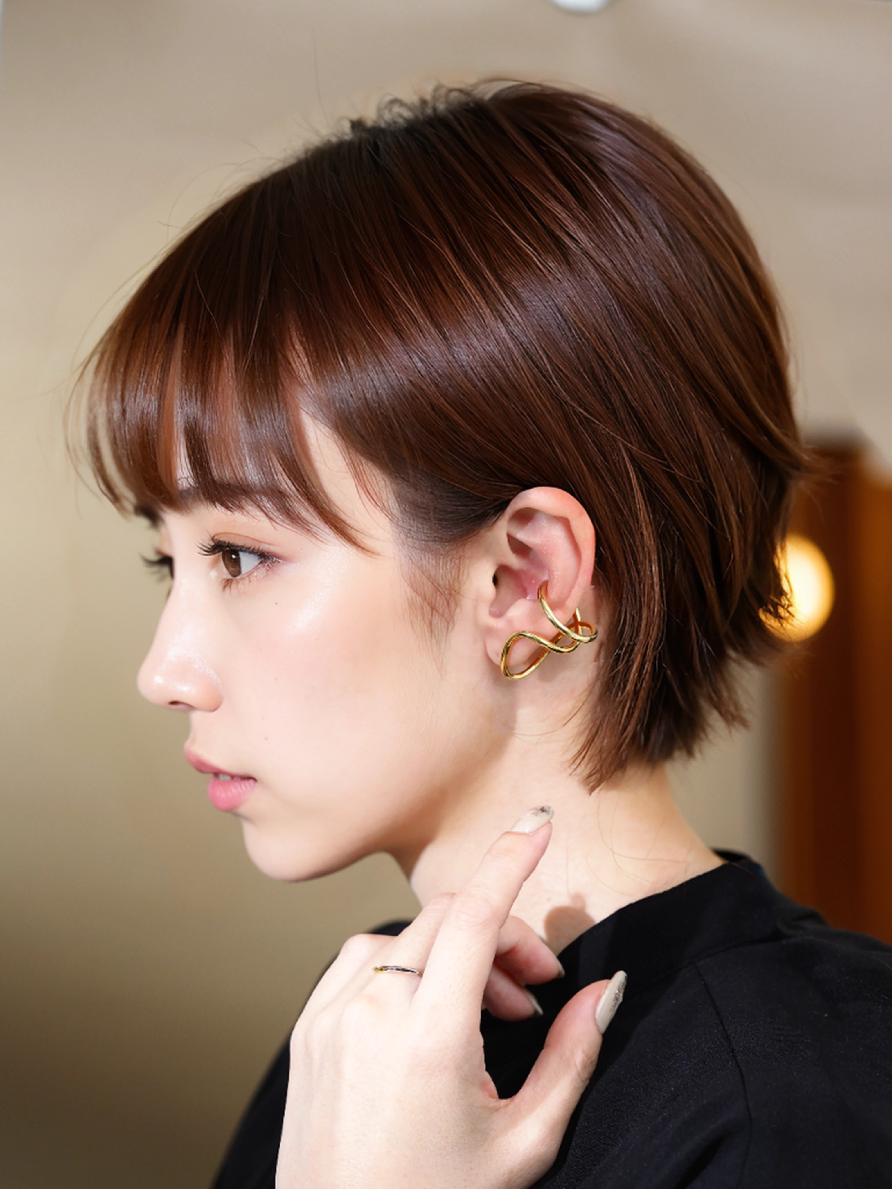smile:1.1,30 year-old woman、Black eyes、1girl in,Cute face, , masterpiece, , portlate, ((8K 、RAW Photos、top-quality、masterpiece)、High Detail RAW Color Photo Professional Photo、(realisitic、Photorealism:1.37)、(top-quality)、超A high resolution、Fusion of 8K and HDTV CG、physically-based renderingt、25 years old women、、top-quality、masterpiece、ighly detailed、hight resolution、At 8K、超A high resolution、detailed shadow、A hyper-realistic、realisitic、Midday sunshine、1girl in、A detailed face、realisticeyes、real looking skin、a short bob、femele、