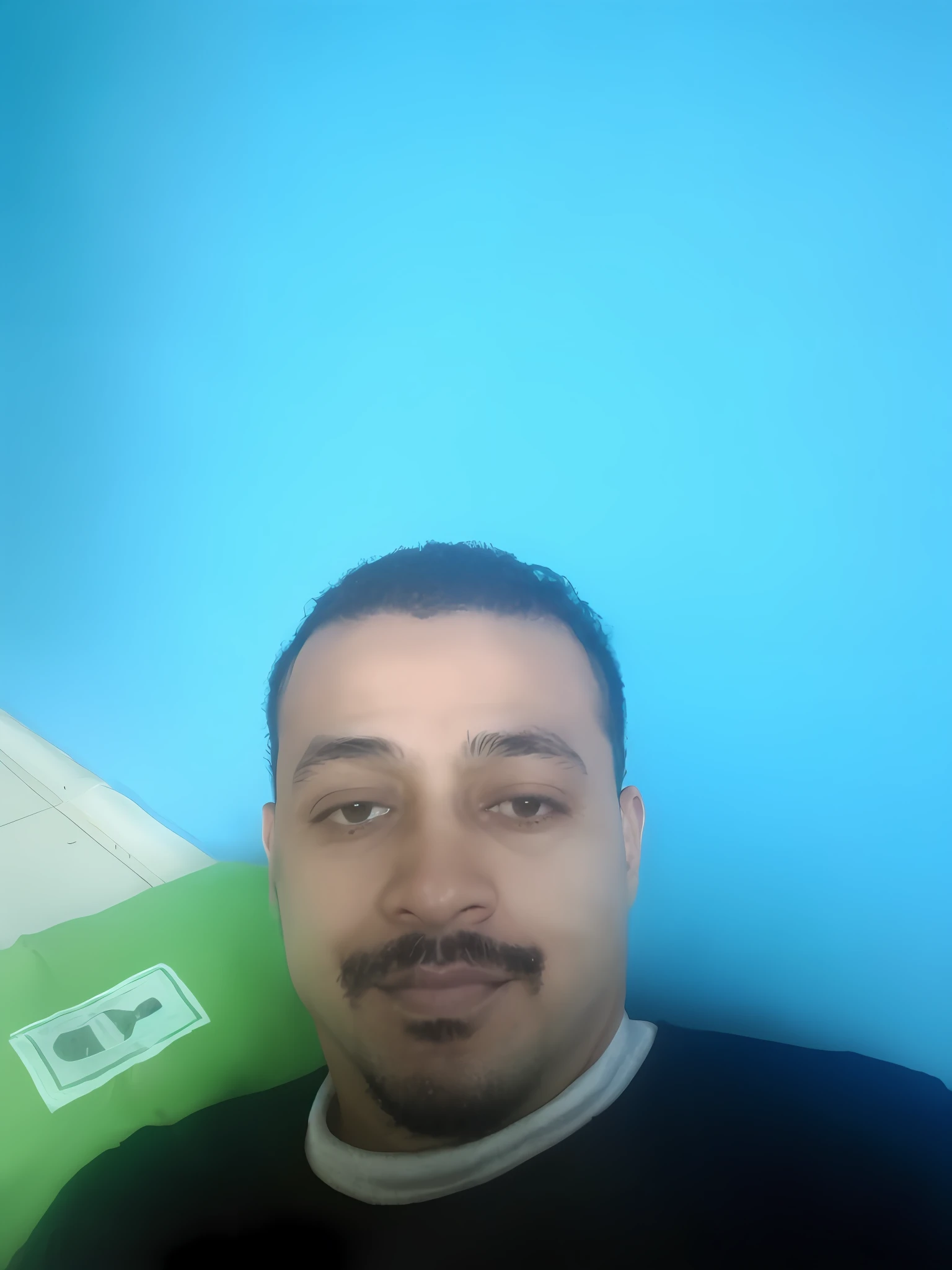 homem arafed deitado em uma cama com um travesseiro verde, Atef, Mohamed Chahin, Homem de 4 0 anos, imagem de qualidade muito baixa, (38 anos), Maher Morcos |, Ronaldo Nazario Fenomeno, foto de perfil profissional, david rios ferreira, sem barba e bigode, foto do perfil, Mohamed Reda, Ronaldo Nazario, Alex