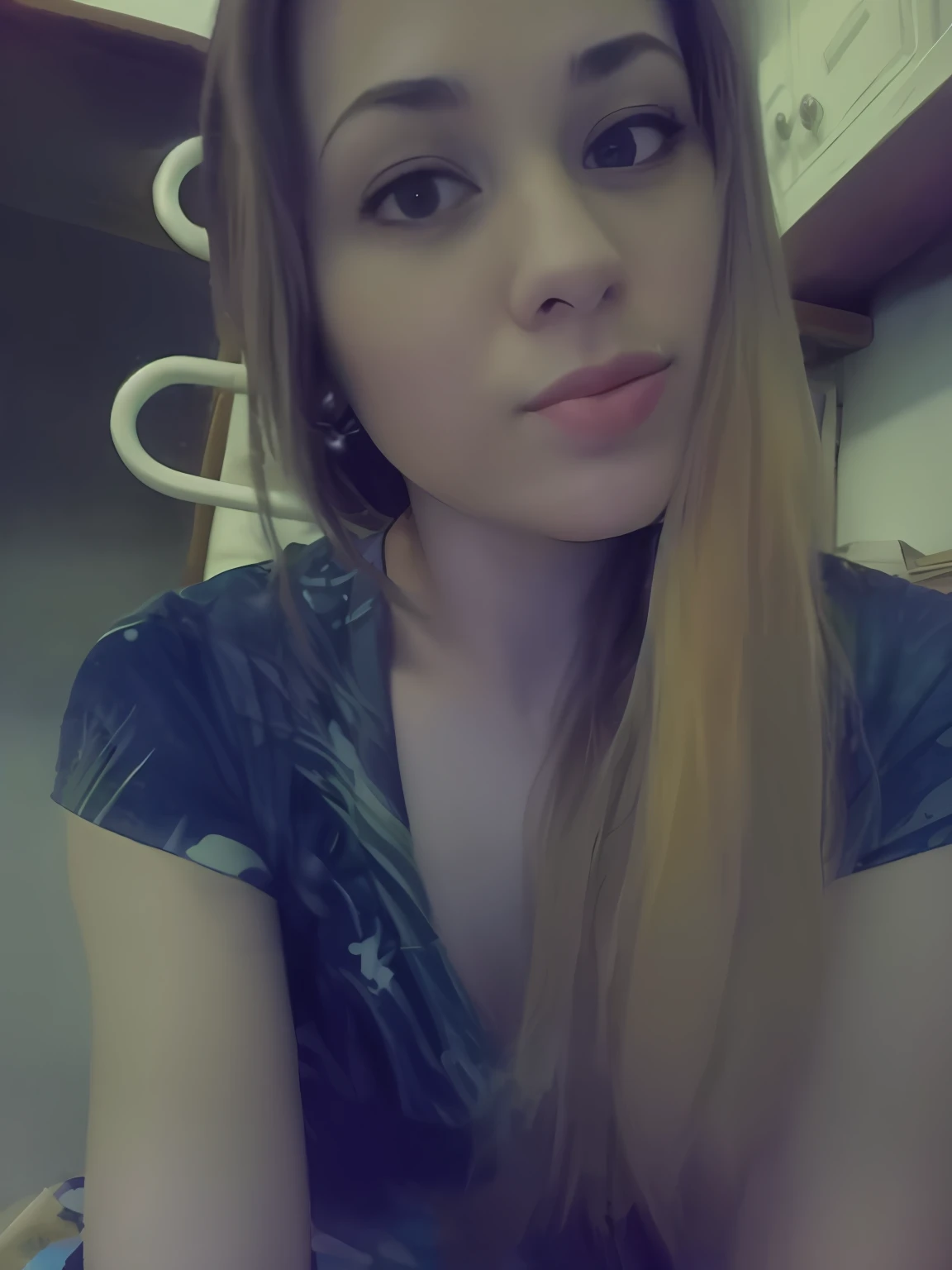 Arafed woman with long hair sitting in a kitchen with a cup of coffee, em torno de 1 9 anos, 18 anos, 1 6 anos, imagem de qualidade muito baixa, cerca de 20 yo, 19-year-old girl, 1 9 anos, 2 2 anos, qualidade muito baixa, foto de baixa qualidade, 21 anos