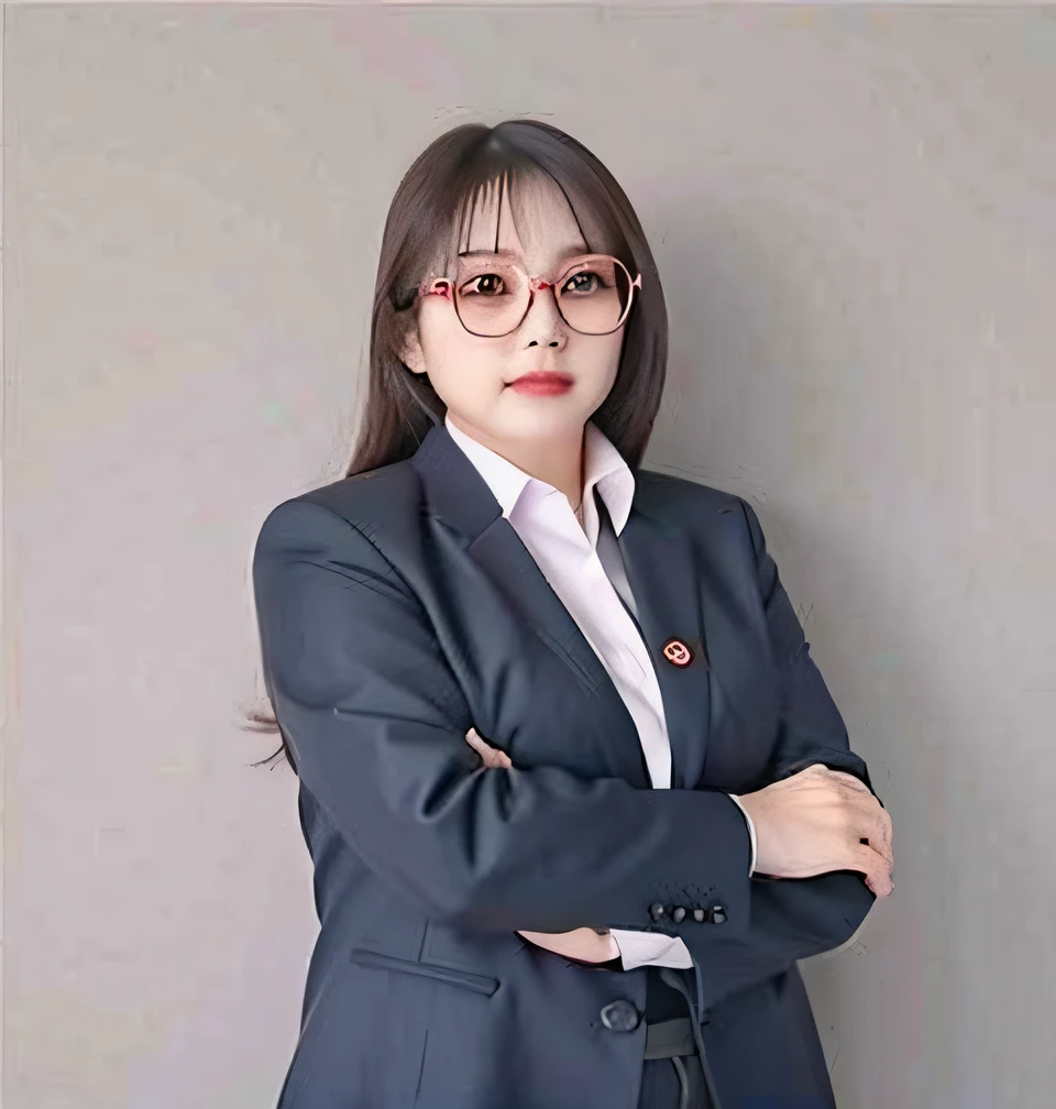 dressed in a suit,The bespectacled Arad woman stands with her arms crossed, Zhang Pengzhen, jiyun chae, wenfei ye, xintong chen, wei wang, xiaofan zhang, xiaolong wang, Yun Ling, Lin Qifeng, Zhang Wanting, xue han, Qiu Fang, chengyou liu, vd, jinyiwei