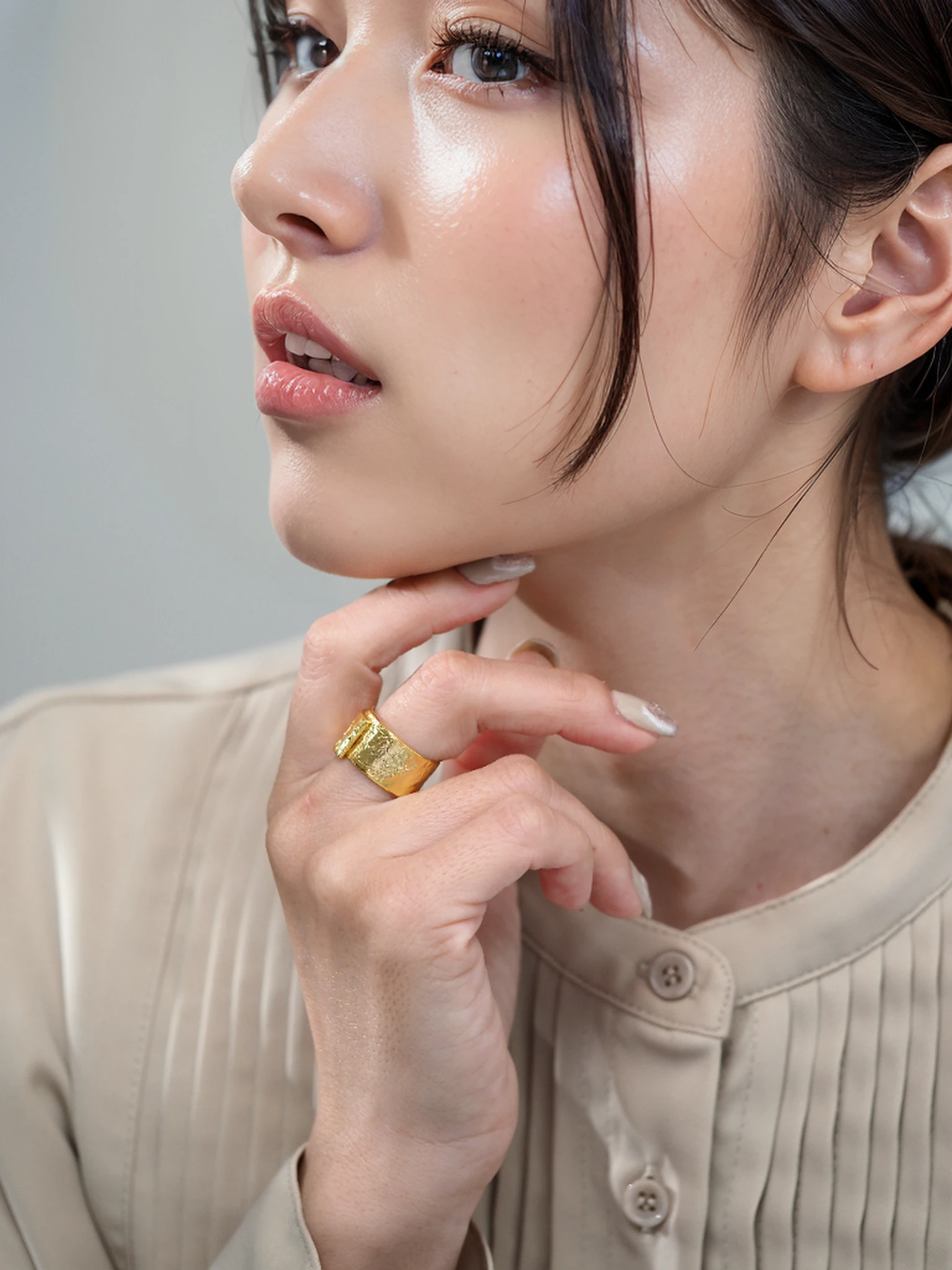 Strong sunshine、shorth hair、profile、Lateral gaze、don't watch the viewer、profile、25 years old women、Black eyes、1girl in,Cute face, , ​masterpiece, , portlate, ((8K 、RAW Photos、top-quality、​masterpiece)、High Detail RAW Color Photo Professional Photo、(realisitic、Photorealism:1.37)、(top-quality)、超A high resolution、Fusion of 8K and HDTV CG、physically-based renderingt、25 years old women、、top-quality、​masterpiece、ighly detailed、hight resolution、At 8K、超A high resolution、detailed shadow、A hyper-realistic、realisitic、Midday sunshine、1girl in、A detailed face、realisticeyes、real looking skin、a short bob、femele、