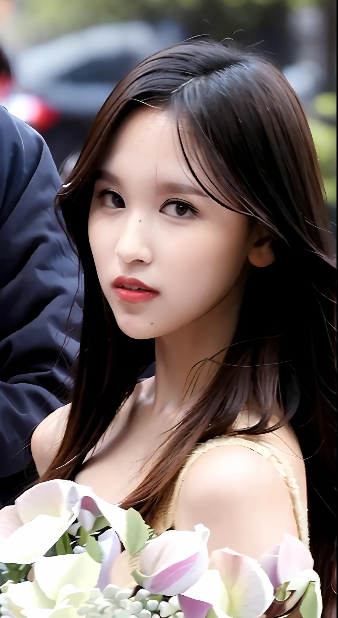 Mina,Clothes in black,Black long hair,((best qualtiy,8K,tmasterpiece:1.3)),Outstanding style,Natural makeup,Have lunch at a café in the sun