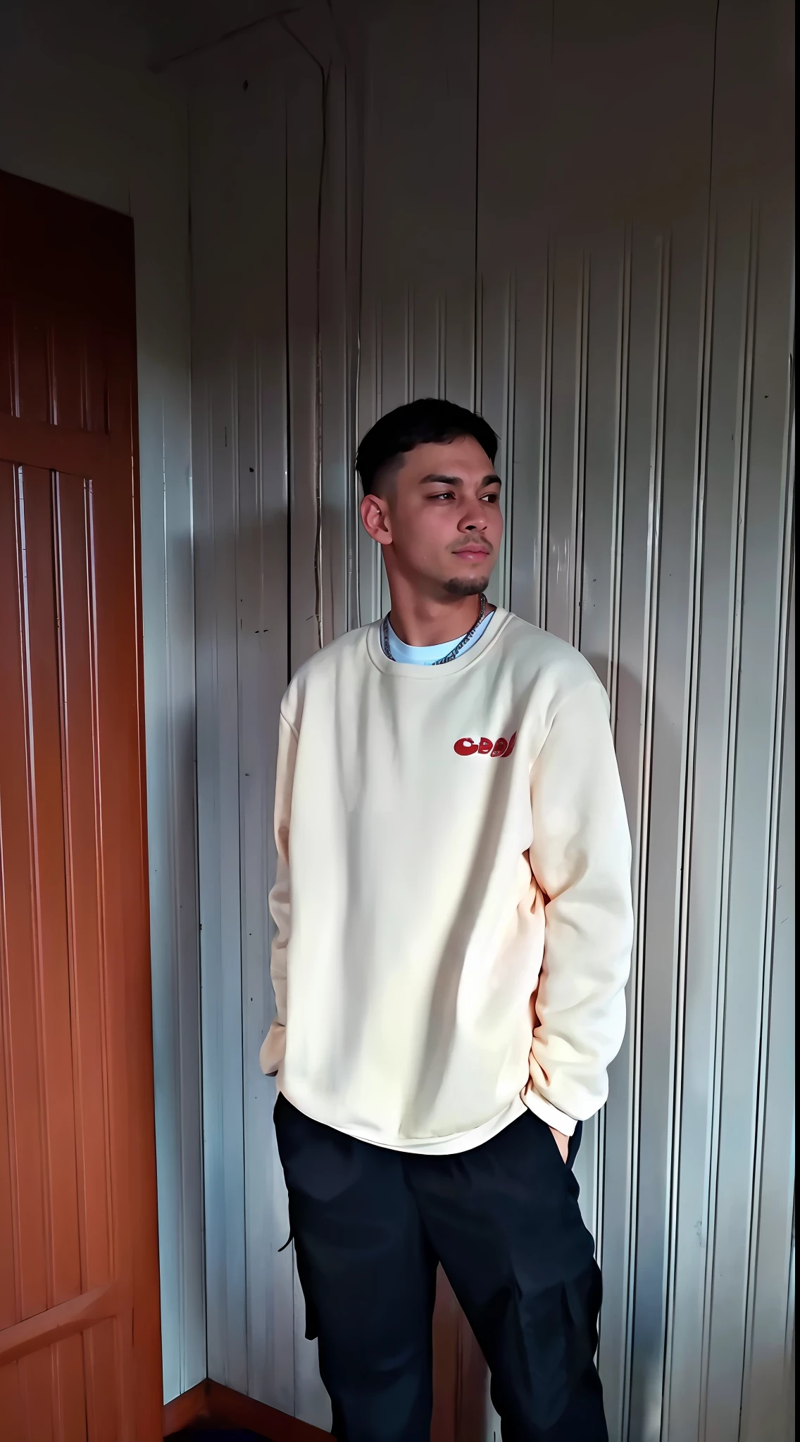 Man in white sweatshirt and black pants standing in a room, streetwear casual, desgaste - estilo branco, tirada na hora dourada, trending on r/streetwear, outlive streetwear collection, vestindo moletom, streetwear, uniform off - white sky, Foto de perfil, moda streetwear, Tiro na Hora de Ouro, Pose casual, Retrato no meio da foto, roupas casuais