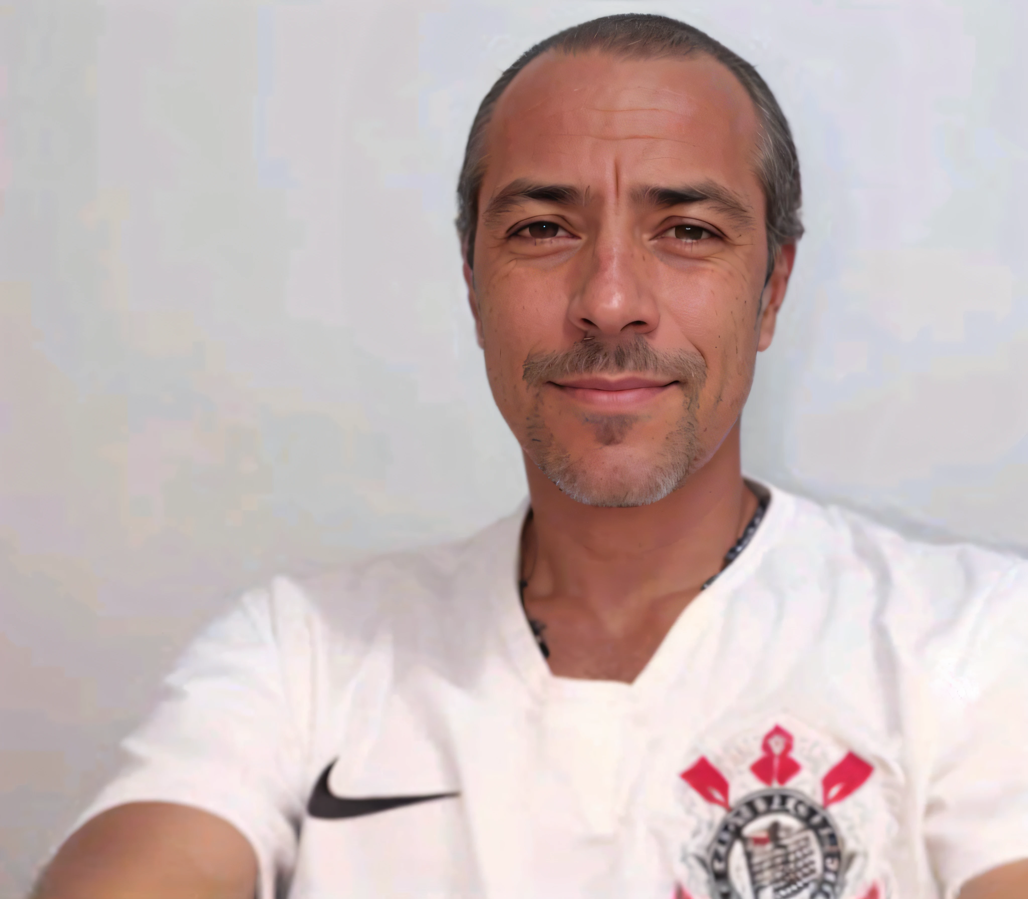 "Retrato sorridente de um homem idoso em uma camisa branca, without glasses, tirando uma selfie."(obra-prima, fotorrealista, cru,:1.4), (extremamente intrincado:1.2), close up, cinematiclight, side-lighting, ultra alta res, melhor sombra, RAW, parte superior do corpo,