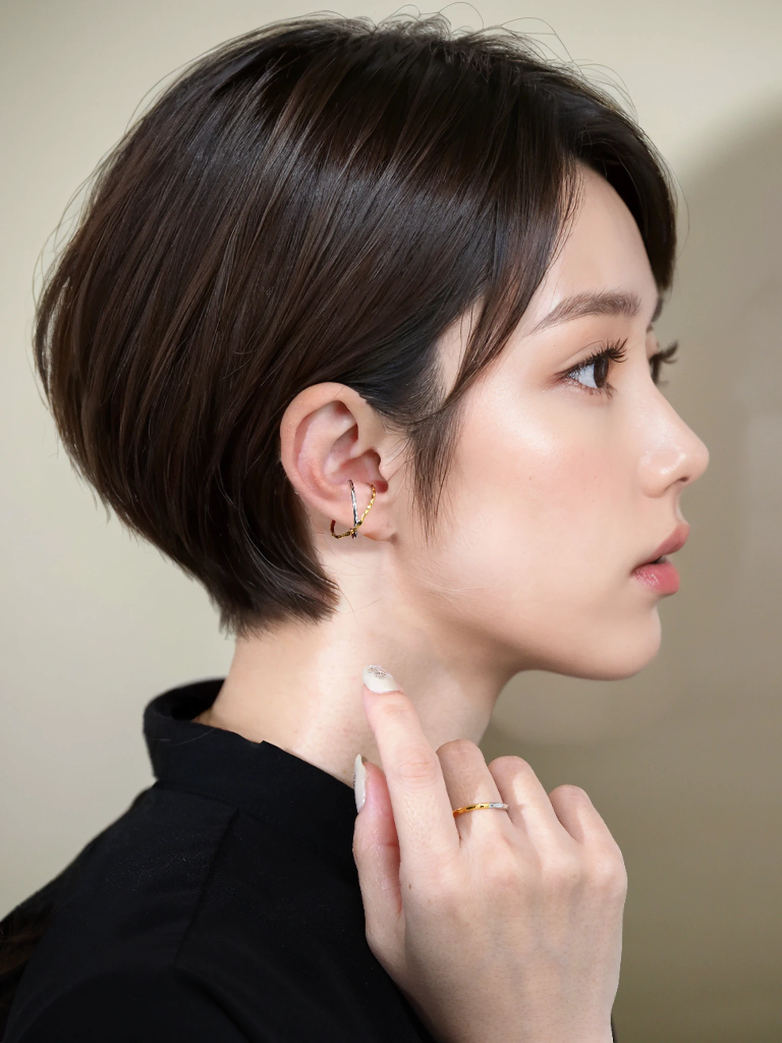 a short bob、profile、Lateral gaze、don't watch the viewer、profile、25 years old women、Black eyes、1girl in,Cute face, , ​masterpiece, , portlate, ((8K 、RAW Photos、top-quality、​masterpiece)、High Detail RAW Color Photo Professional Photo、(realisitic、Photorealism:1.37)、(top-quality)、超A high resolution、Fusion of 8K and HDTV CG、physically-based renderingt、25 years old women、、top-quality、​masterpiece、ighly detailed、hight resolution、At 8K、超A high resolution、detailed shadow、A hyper-realistic、realisitic、Midday sunshine、1girl in、A detailed face、realisticeyes、real looking skin、a short bob、femele、