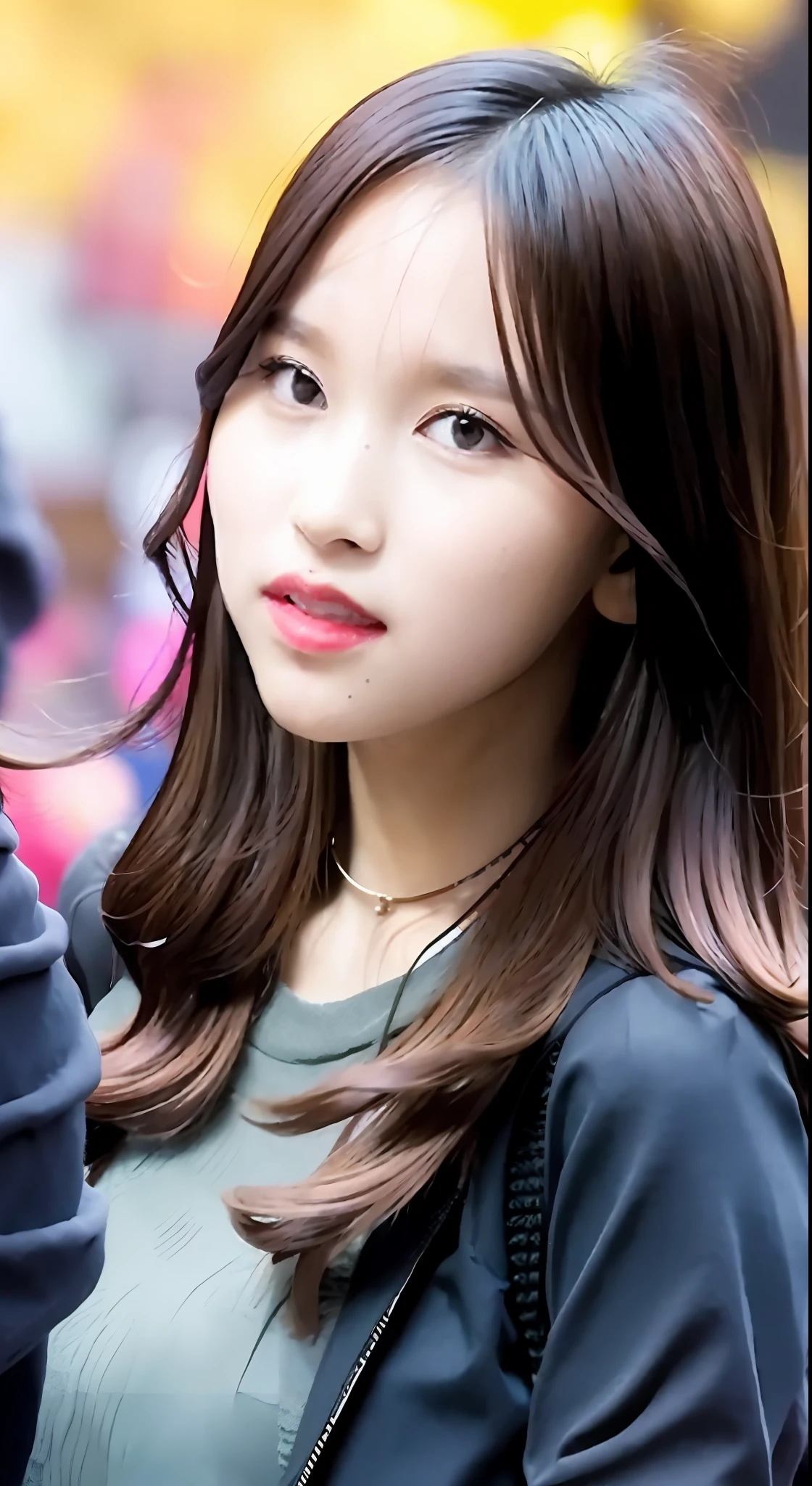 Mina，Bright clothes，Black long hair，（（best qualtiy，8K，tmasterpiece：1.3）），Outstanding style，Natural makeup，Have lunch at a café in the sun