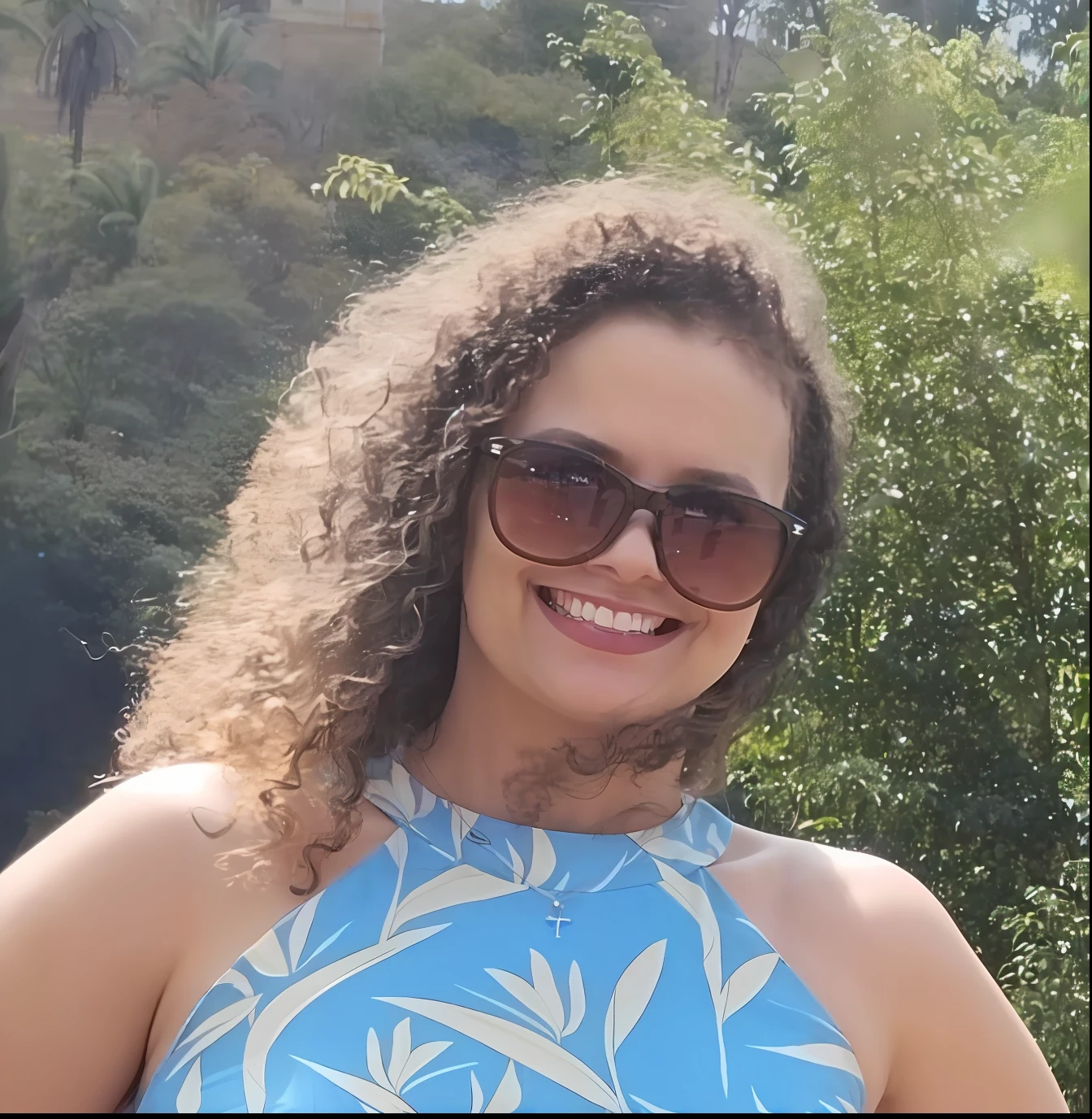 Smiling woman in blue dress standing in front of trees and bushes, em frente a um fundo de floresta, Directed by: Nandor Soldier, foto de perfil headshot, com montanhas ao fundo, Mulher de 30 anos, 3 0 anos de idade mulher, imagem do avatar, cerca de 20 yo, imagem de perfil, Alana Fletcher, Malika Favre, 1 8 I