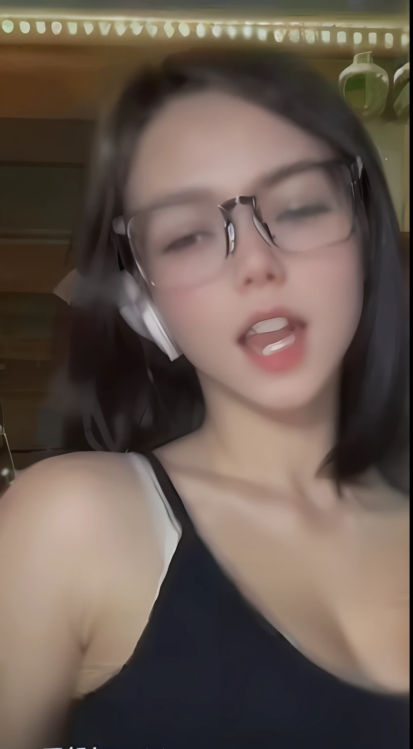 An English girl,Extremely delicate face,eye glass,Bluetooth headset。