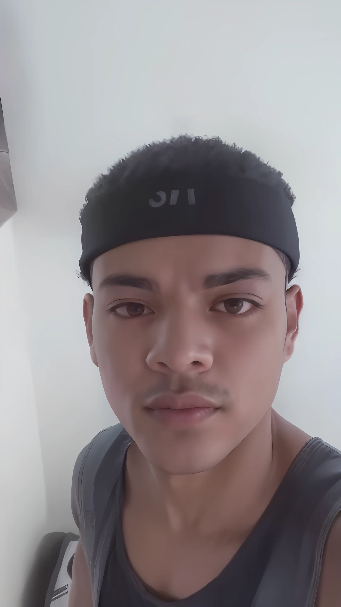 Man with black hat and gray shirt, em torno de 1 9 anos, imagem frontal, foto de perfil headshot, taken in the early 2020s, with rap cap on head, ligeiro restolho, 2 3 anos, full head and shoulders, Me ajuda, 2 7 anos, 2 2 anos, wearing the number 1 headband