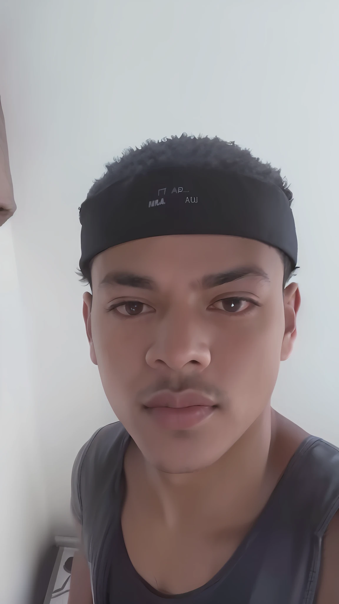 Man with black hat and gray shirt, em torno de 1 9 anos, imagem frontal, foto de perfil headshot, taken in the early 2020s, with rap cap on head, ligeiro restolho, 2 3 anos, full head and shoulders, Me ajuda, 2 7 anos, 2 2 anos, wearing the number 1 headband